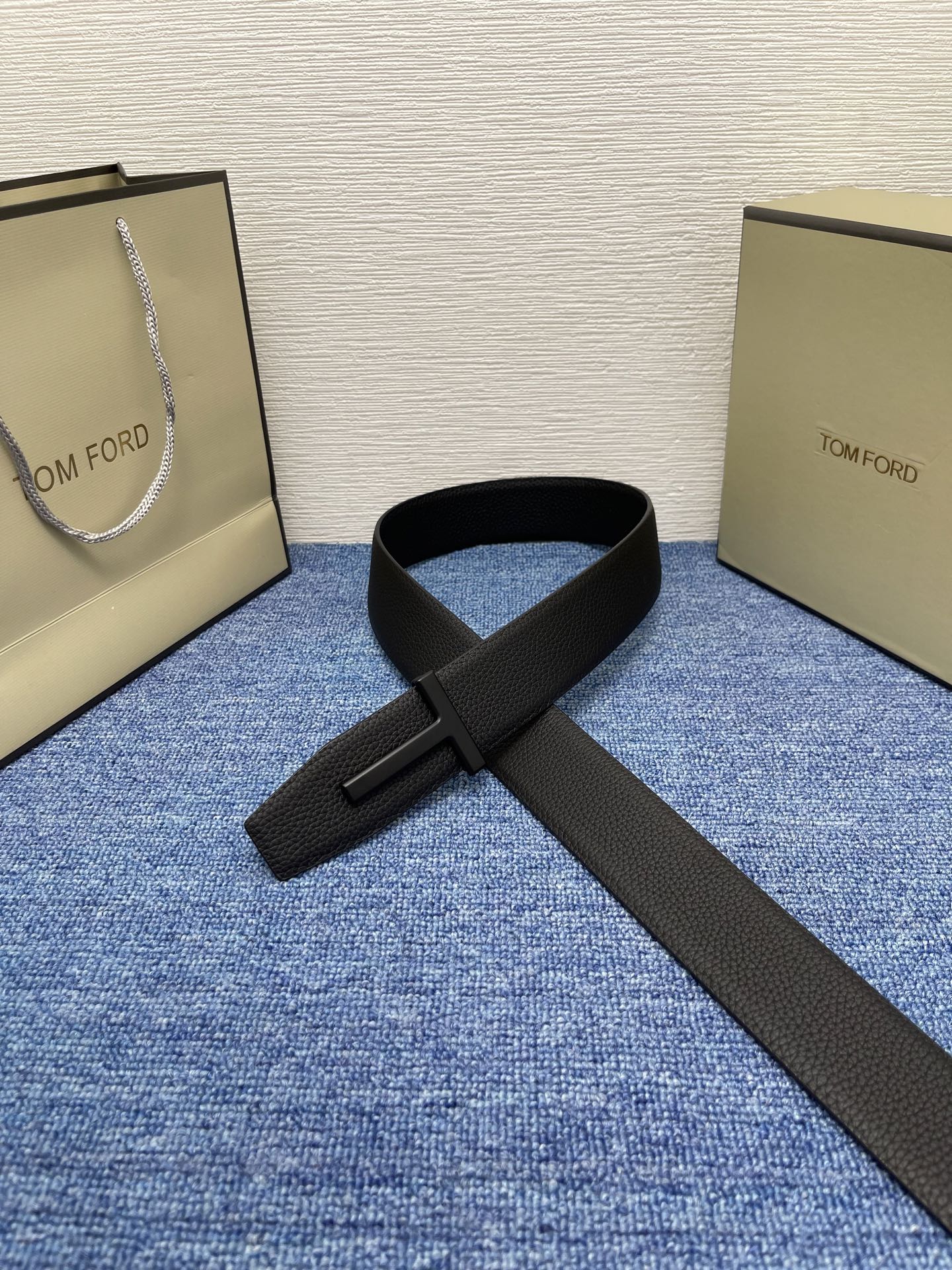  TOM FORD 汤姆福特。新品高端双面小牛皮，简约商务男士腰带，4.0cm宽，双面使用，配原版包装
