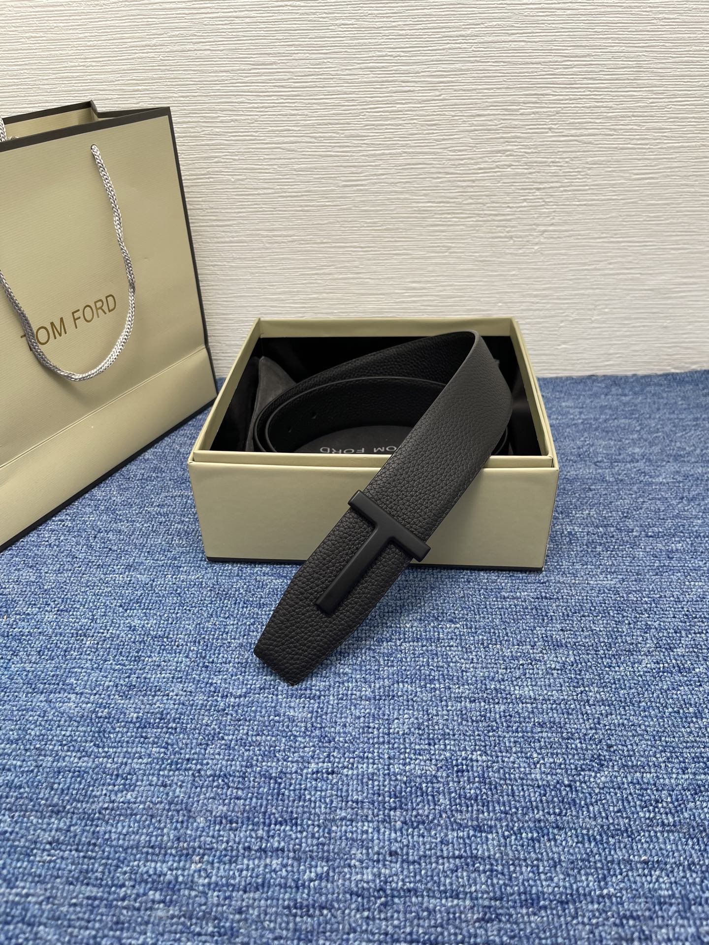  TOM FORD 汤姆福特。新品高端双面小牛皮，简约商务男士腰带，4.0cm宽，双面使用，配原版包装