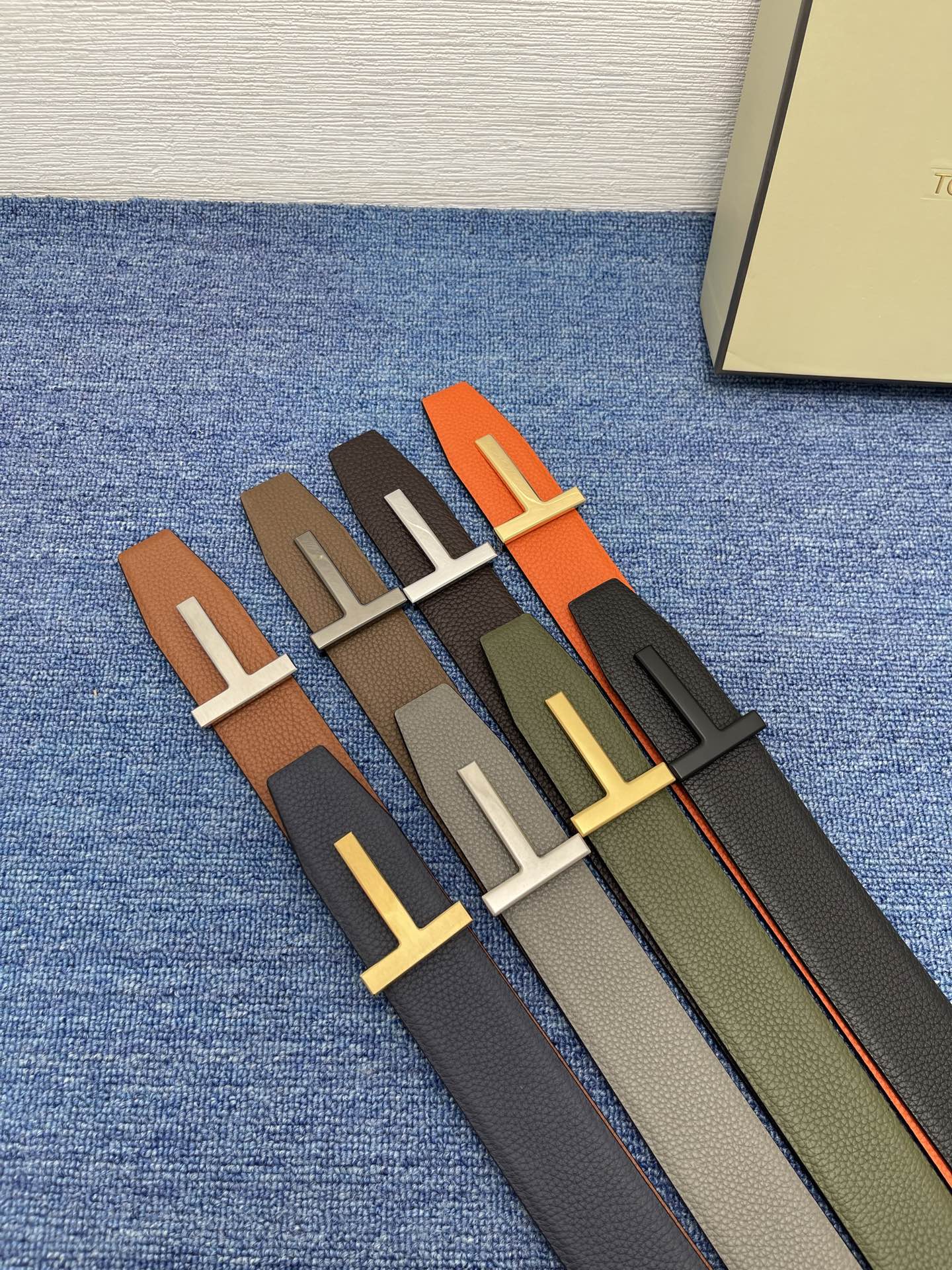  TOM FORD 汤姆福特。新品高端双面小牛皮，简约商务男士腰带，4.0cm宽，双面使用，配原版包装