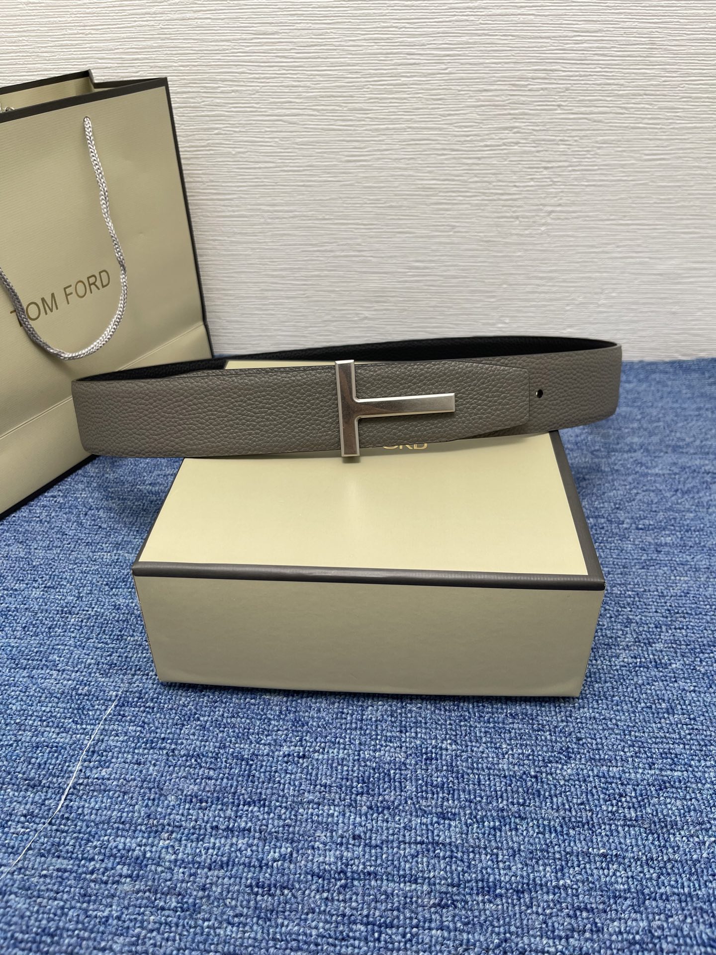  TOM FORD 汤姆福特。新品高端双面小牛皮，简约商务男士腰带，4.0cm宽，双面使用，配原版包装