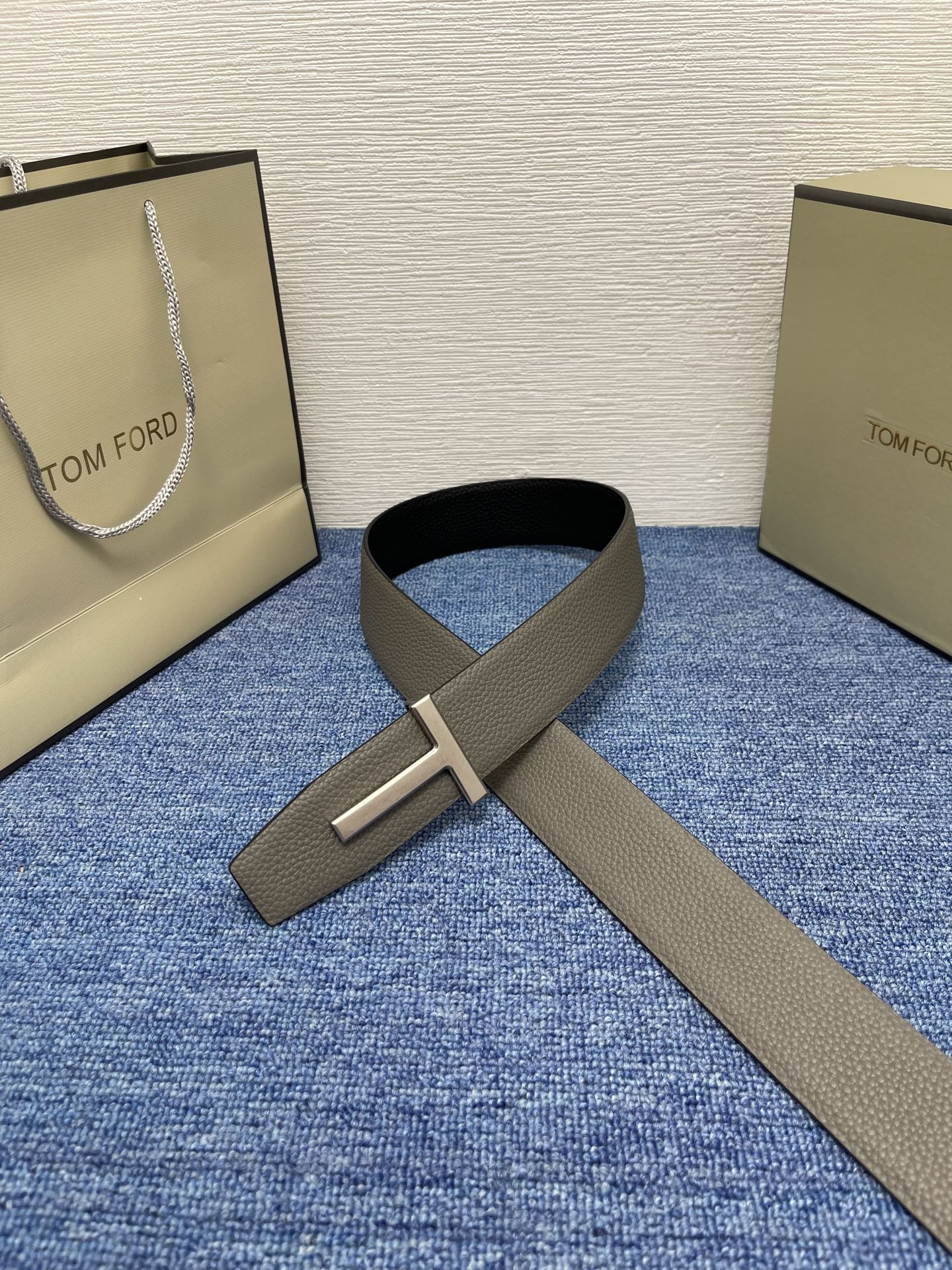 TOM FORD 汤姆福特。新品高端双面小牛皮，简约商务男士腰带，4.0cm宽，双面使用，配原版包装