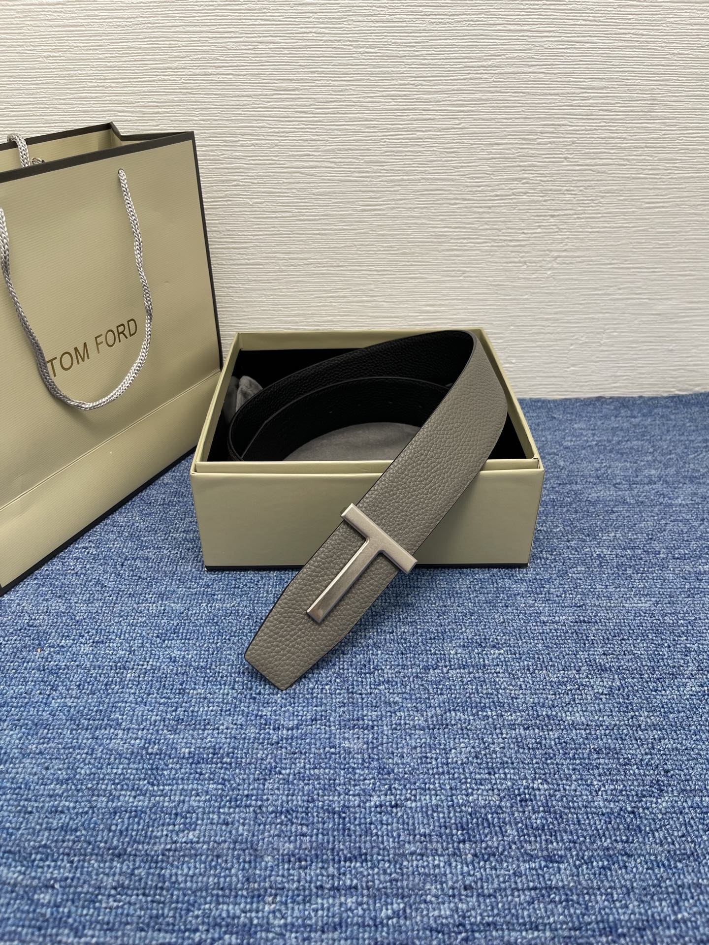  TOM FORD 汤姆福特。新品高端双面小牛皮，简约商务男士腰带，4.0cm宽，双面使用，配原版包装