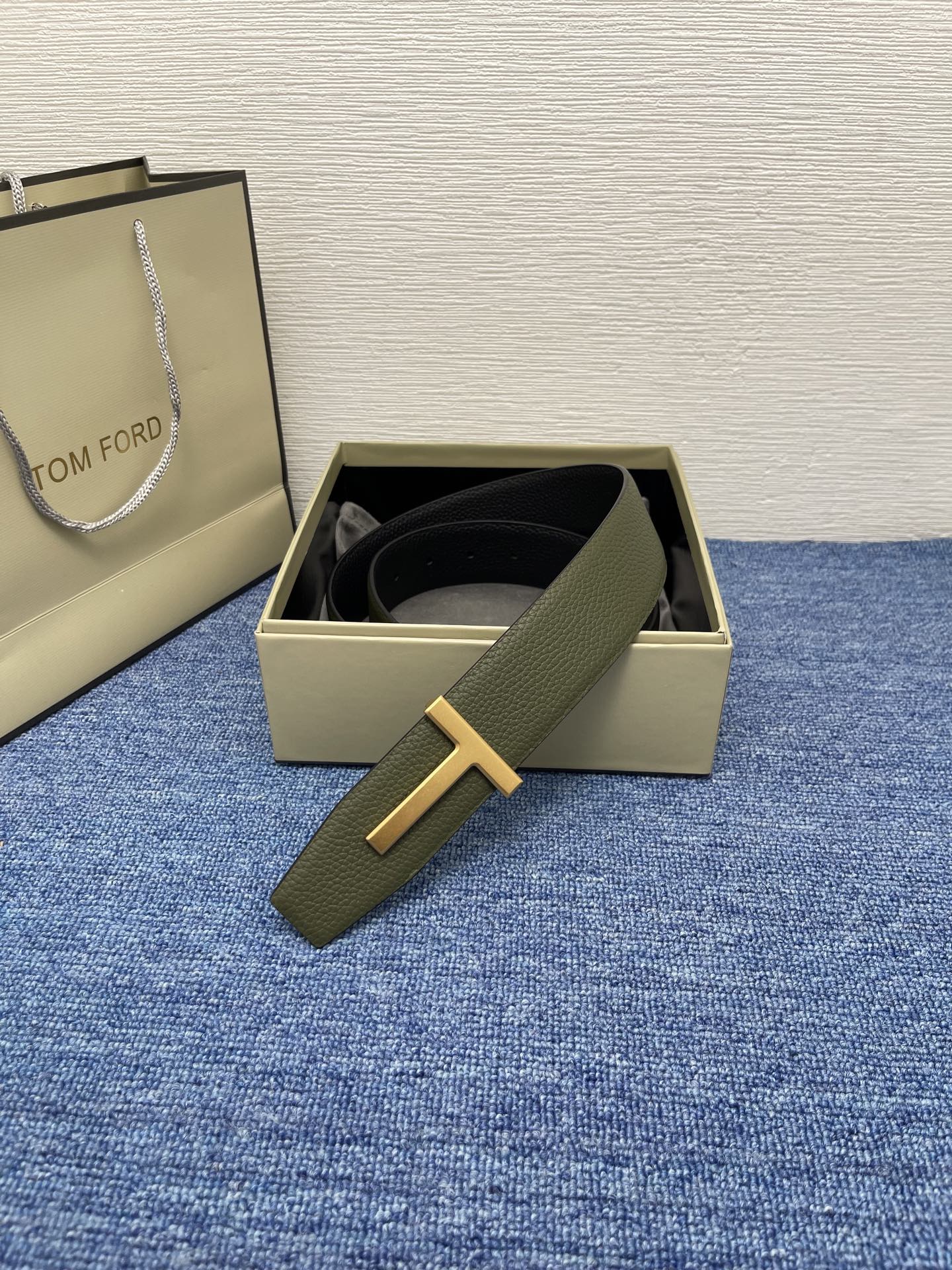  TOM FORD 汤姆福特。新品高端双面小牛皮，简约商务男士腰带，4.0cm宽，双面使用，配原版包装