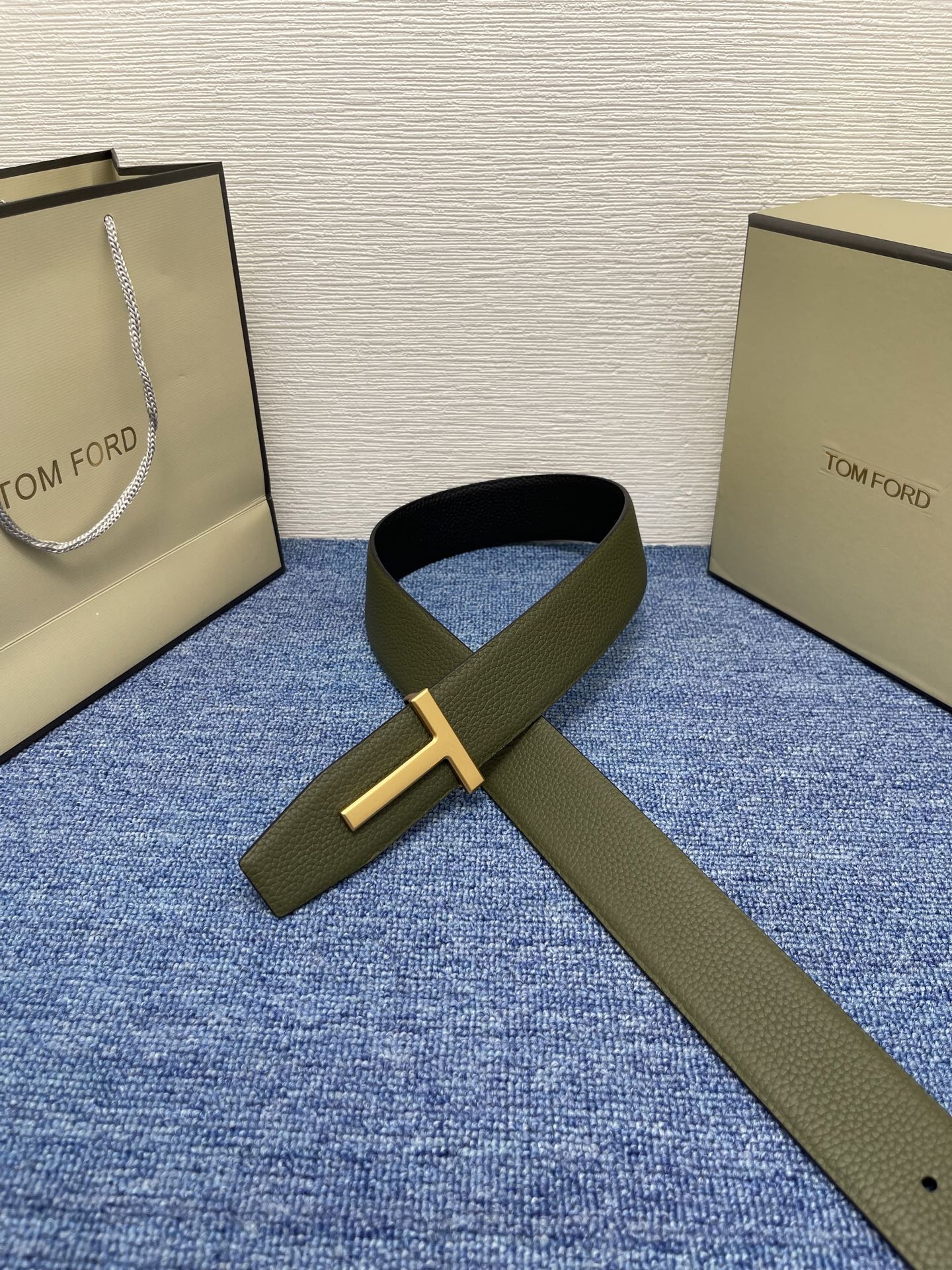  TOM FORD 汤姆福特。新品高端双面小牛皮，简约商务男士腰带，4.0cm宽，双面使用，配原版包装
