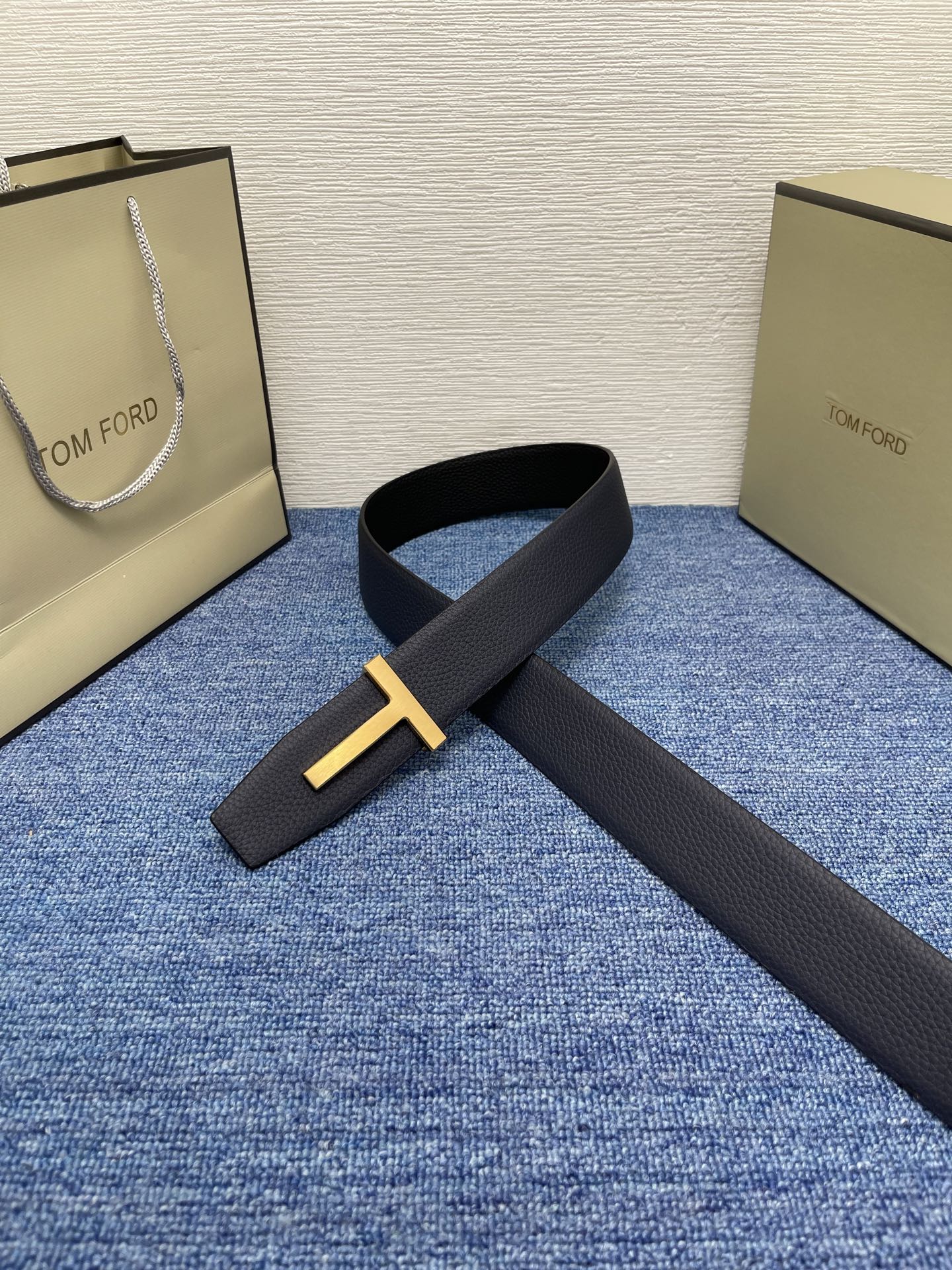  TOM FORD 汤姆福特。新品高端双面小牛皮，简约商务男士腰带，4.0cm宽，双面使用，配原版包装