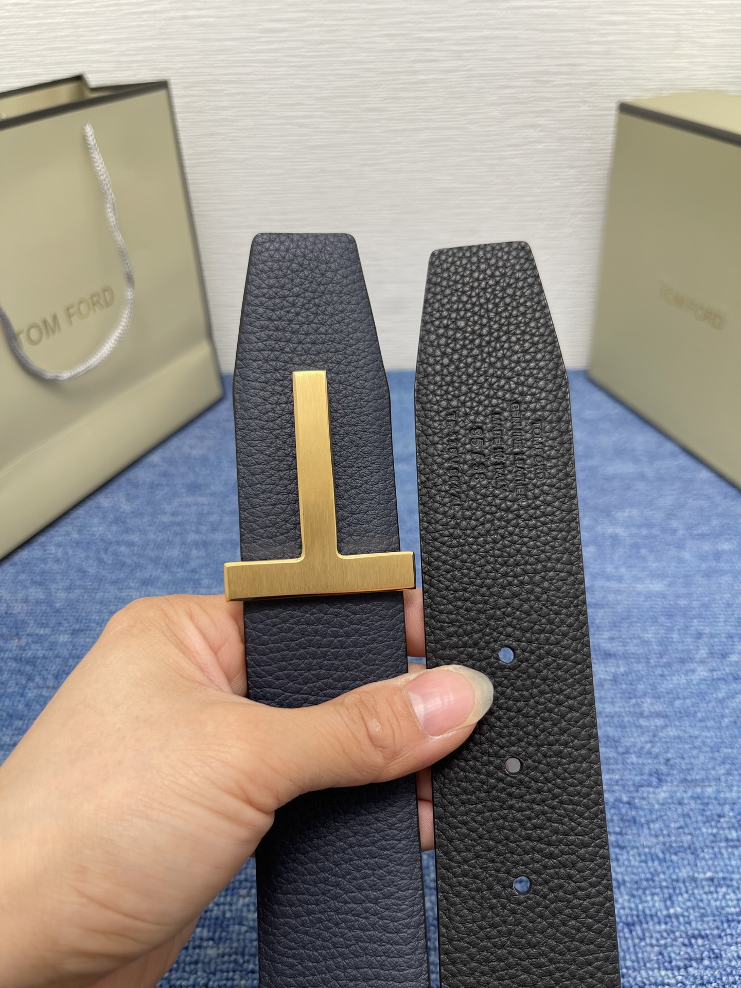  TOM FORD 汤姆福特。新品高端双面小牛皮，简约商务男士腰带，4.0cm宽，双面使用，配原版包装