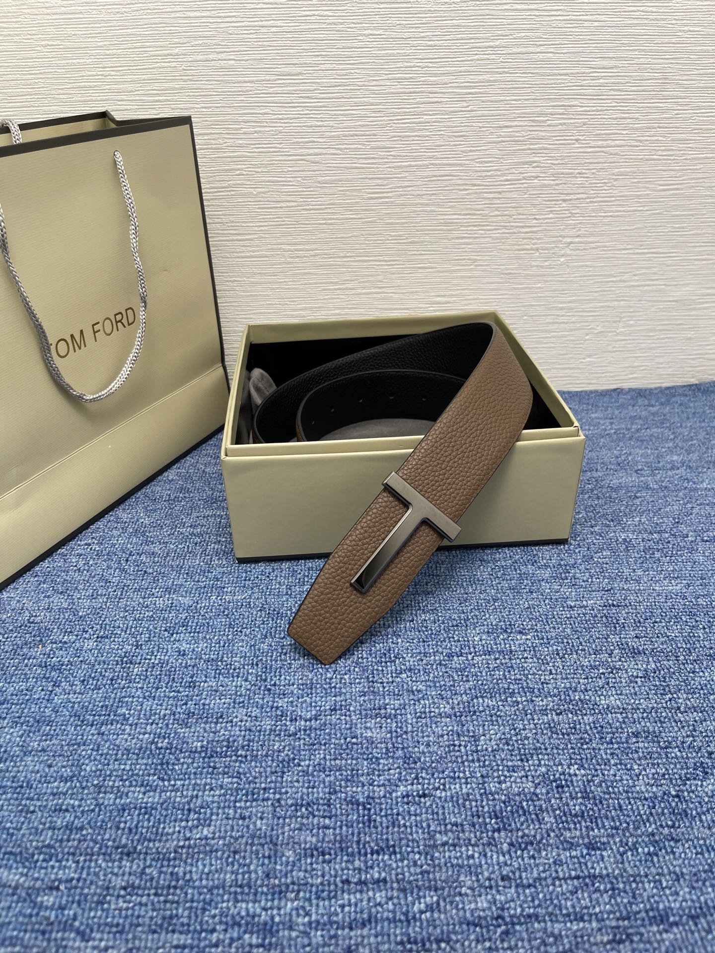  TOM FORD 汤姆福特。新品高端双面小牛皮，简约商务男士腰带，4.0cm宽，双面使用，配原版包装