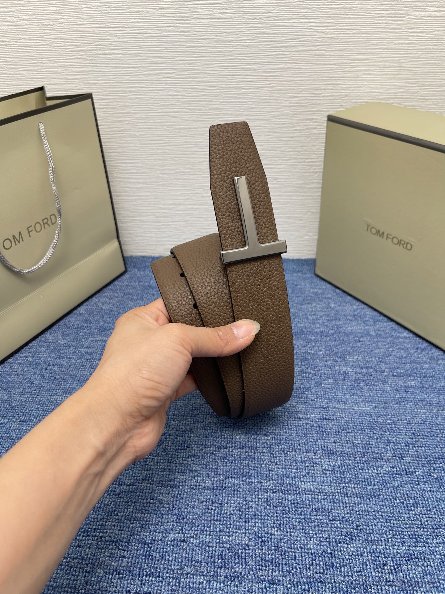  TOM FORD 汤姆福特。新品高端双面小牛皮，简约商务男士腰带，4.0cm宽，双面使用，配原版包装
