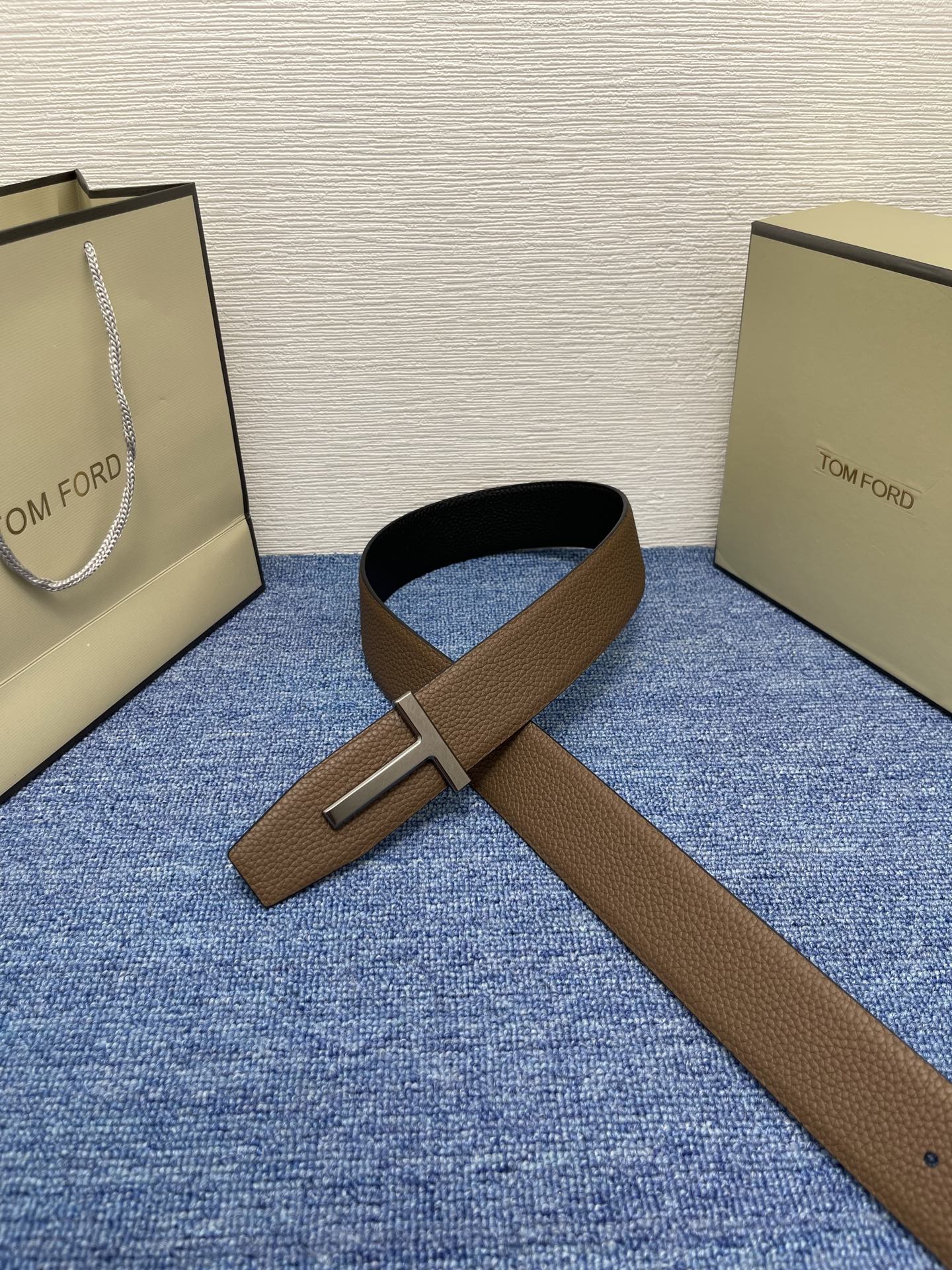  TOM FORD 汤姆福特。新品高端双面小牛皮，简约商务男士腰带，4.0cm宽，双面使用，配原版包装