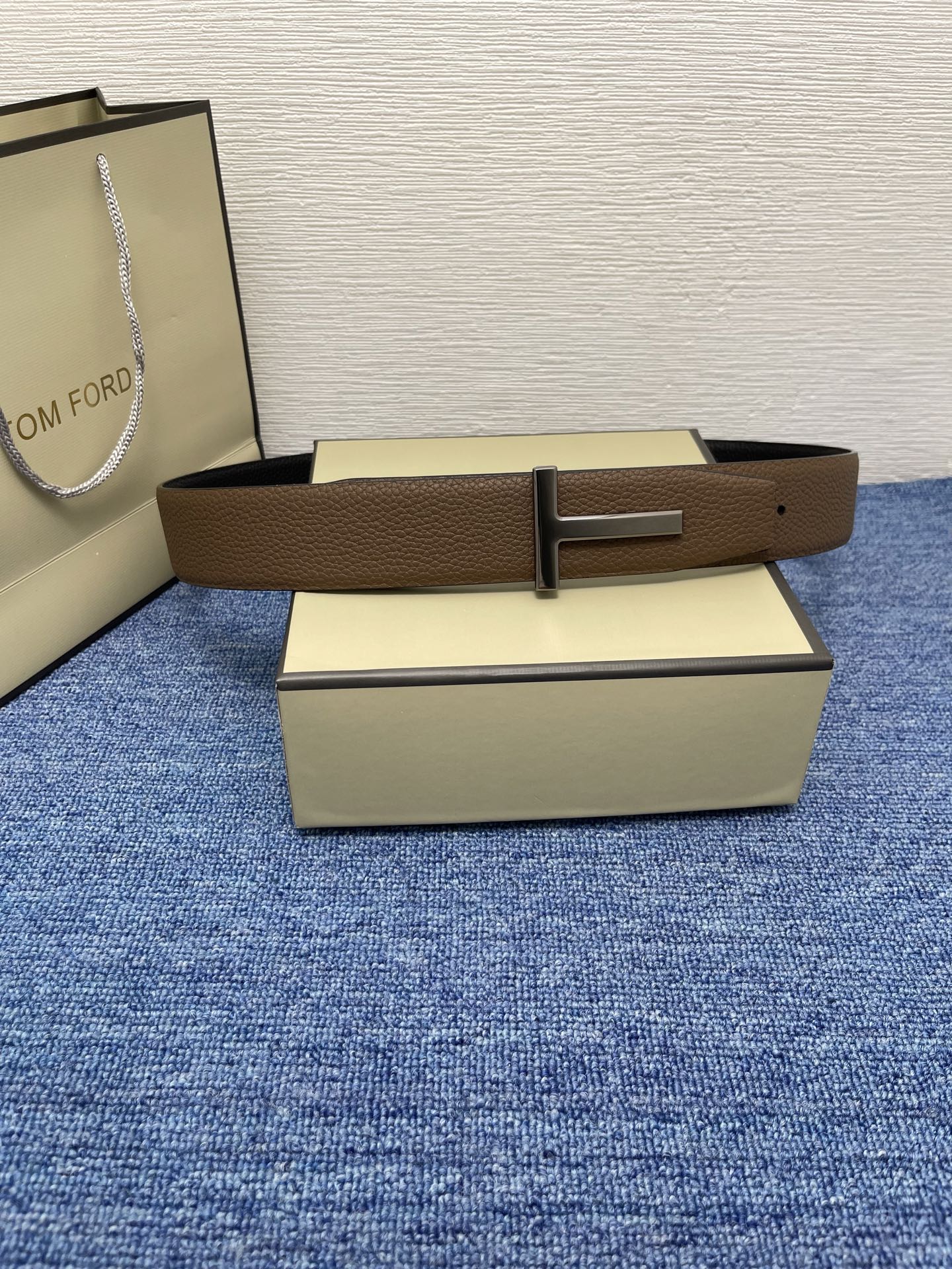  TOM FORD 汤姆福特。新品高端双面小牛皮，简约商务男士腰带，4.0cm宽，双面使用，配原版包装