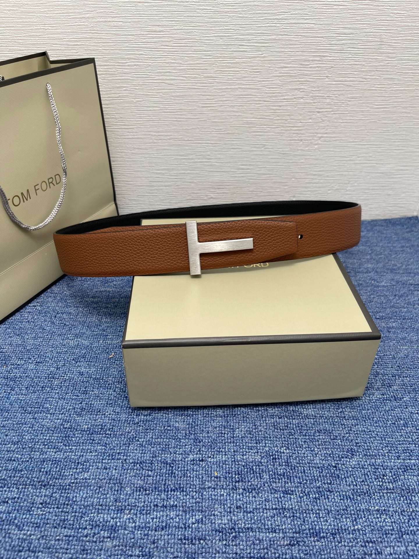  TOM FORD 汤姆福特。新品高端双面小牛皮，简约商务男士腰带，4.0cm宽，双面使用，配原版包装