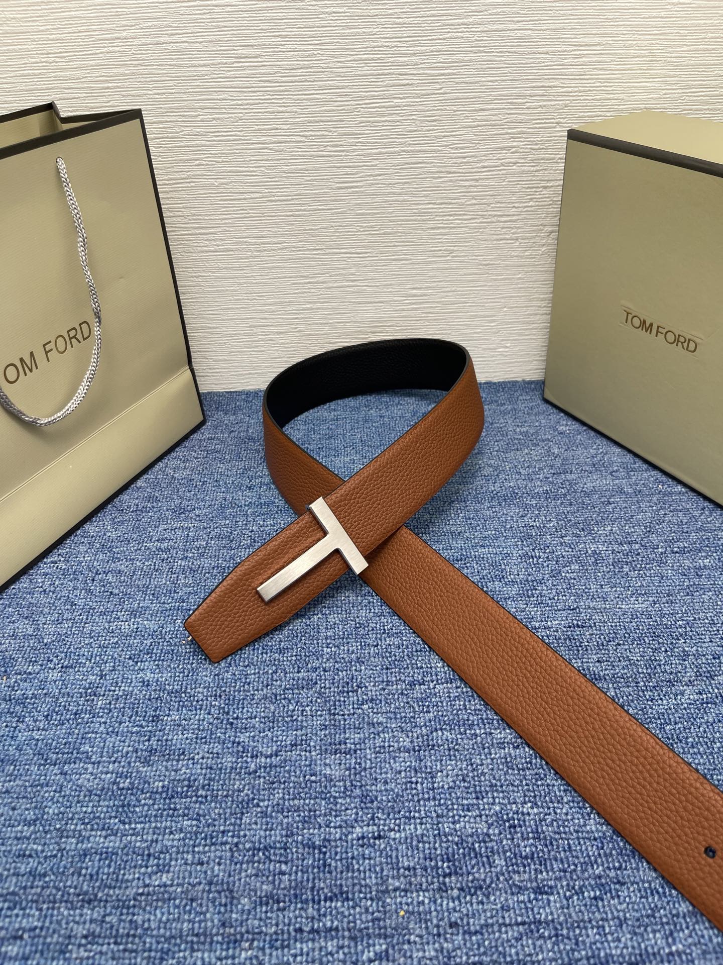  TOM FORD 汤姆福特。新品高端双面小牛皮，简约商务男士腰带，4.0cm宽，双面使用，配原版包装
