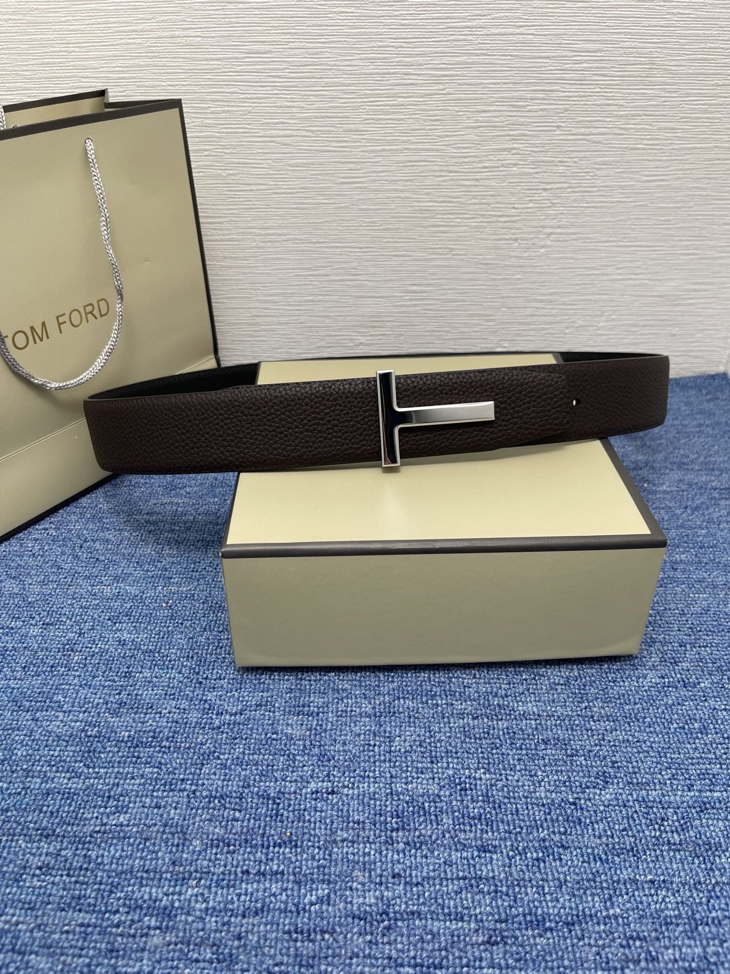  TOM FORD 汤姆福特。新品高端双面小牛皮，简约商务男士腰带，4.0cm宽，双面使用，配原版包装
