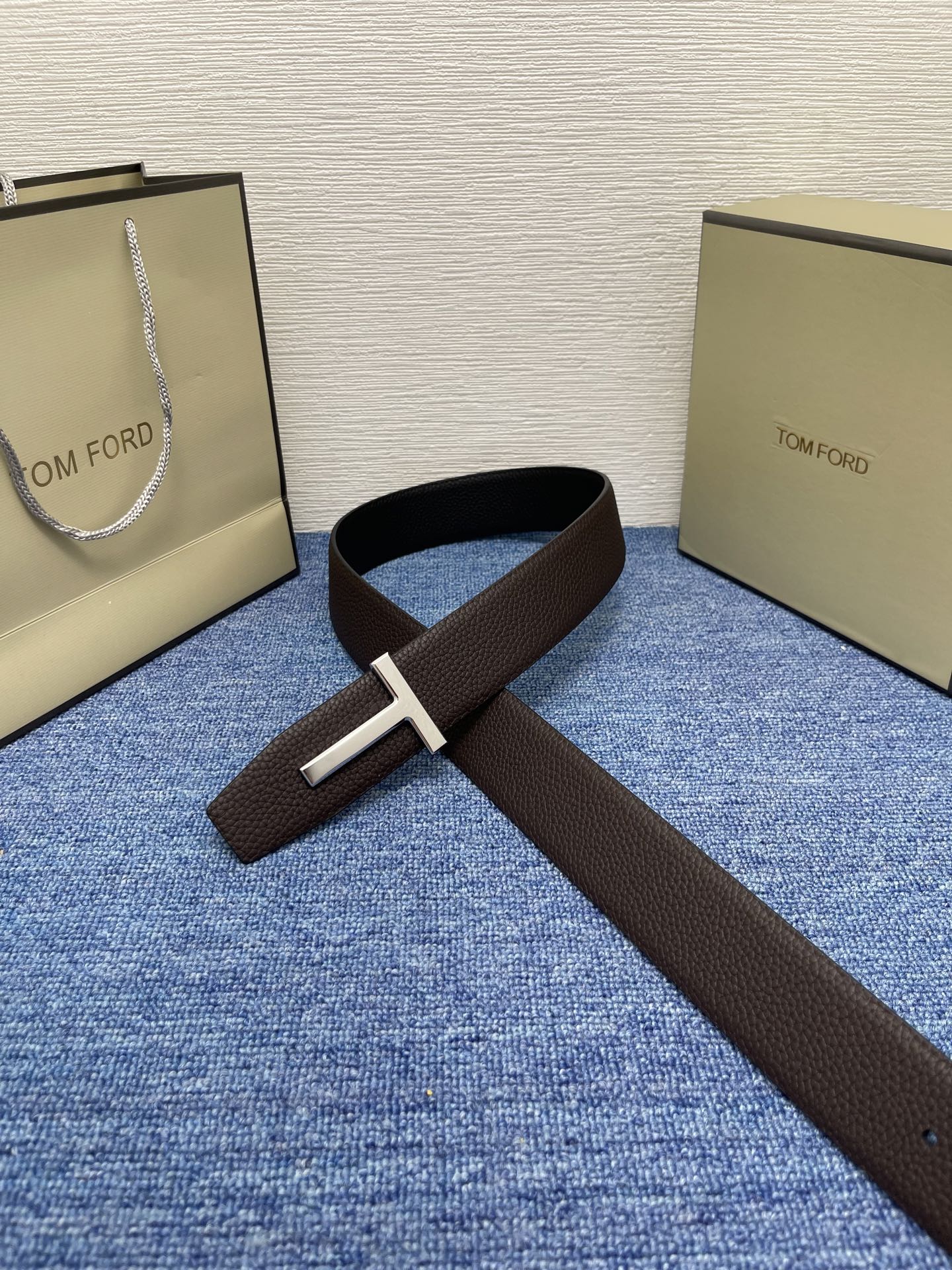  TOM FORD 汤姆福特。新品高端双面小牛皮，简约商务男士腰带，4.0cm宽，双面使用，配原版包装