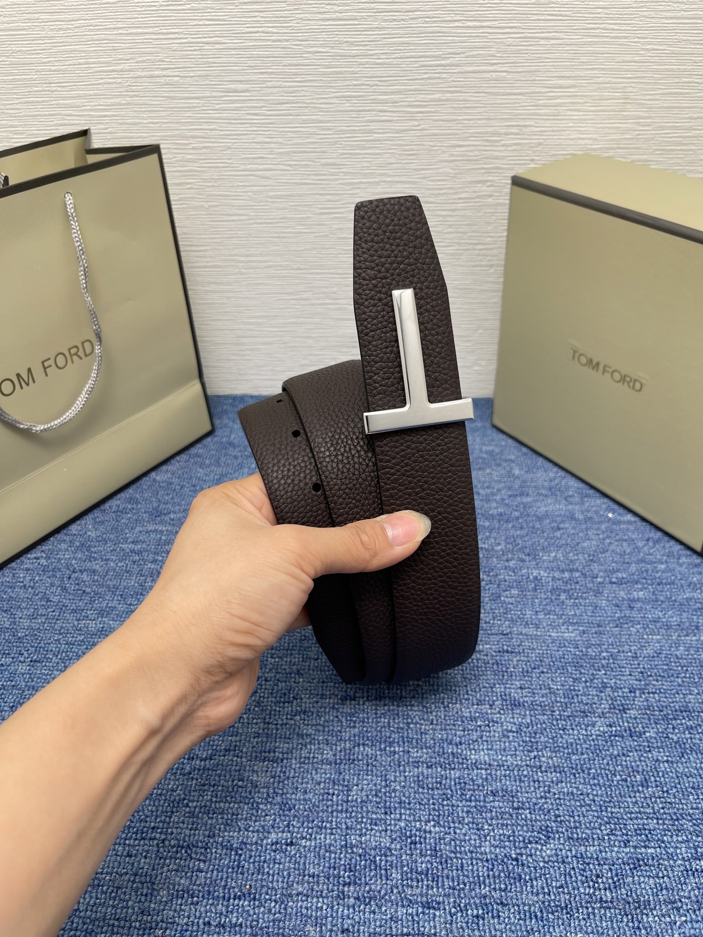  TOM FORD 汤姆福特。新品高端双面小牛皮，简约商务男士腰带，4.0cm宽，双面使用，配原版包装