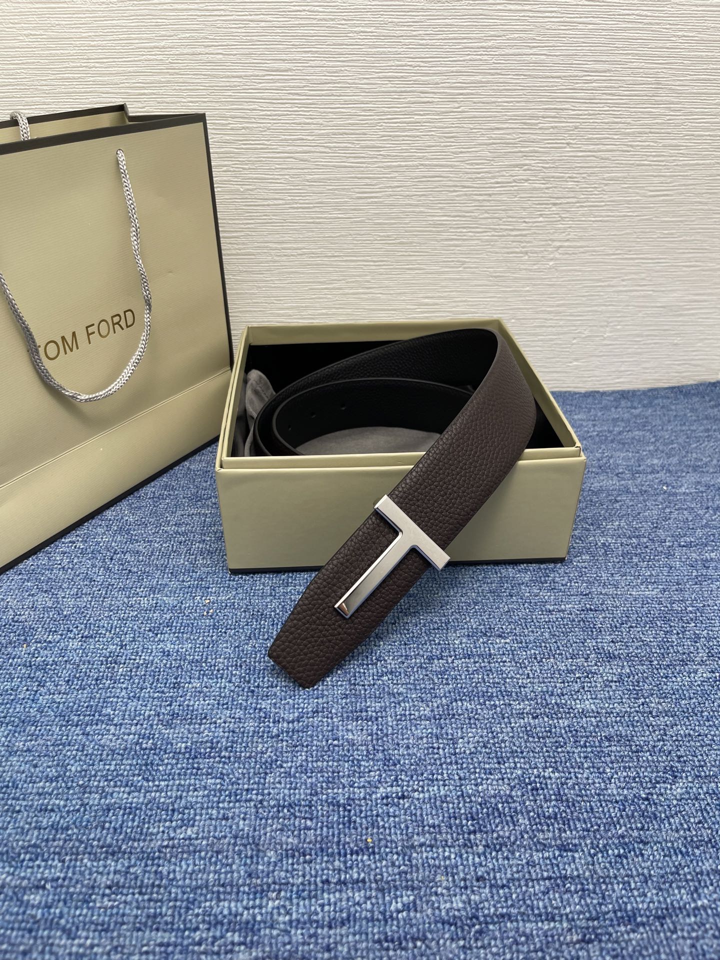  TOM FORD 汤姆福特。新品高端双面小牛皮，简约商务男士腰带，4.0cm宽，双面使用，配原版包装