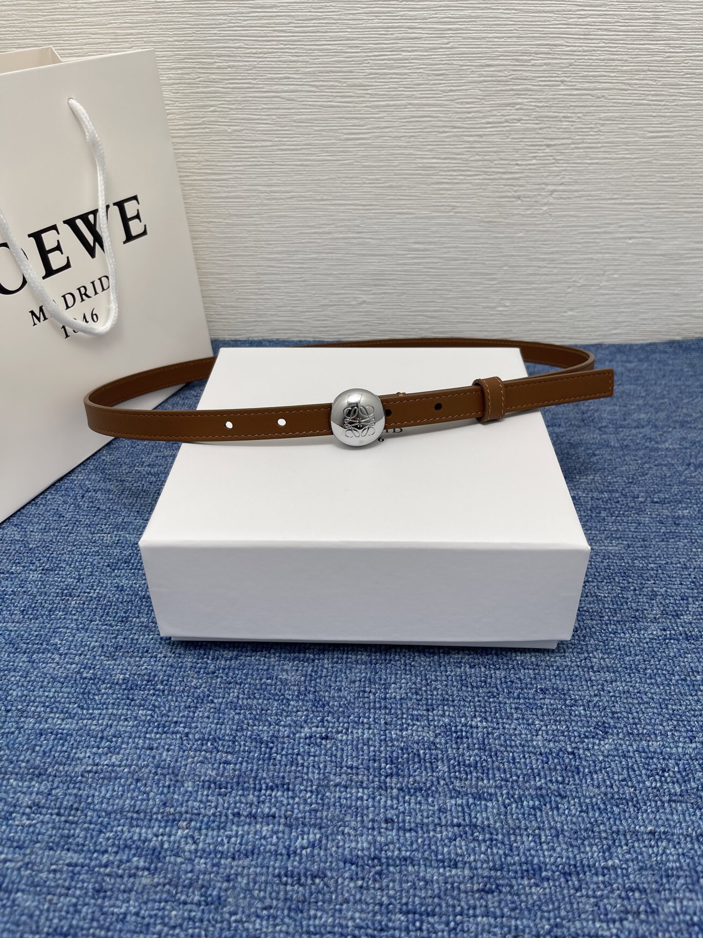 LOEWE （罗意威） 专柜最新同款腰带庆祝庆祝  选用光滑牛皮革腰带   饰以金属LOEWE腰带扣五孔