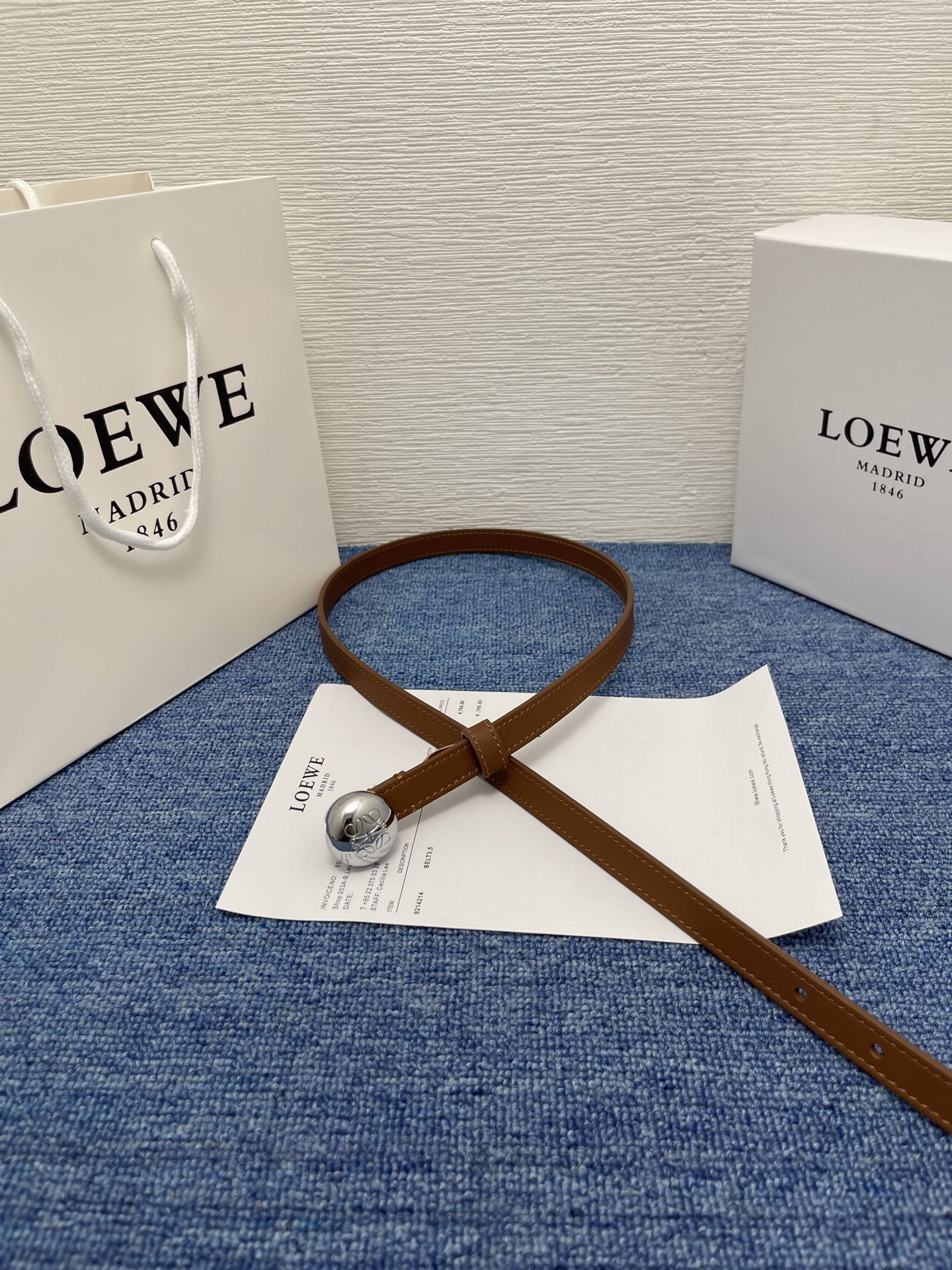 LOEWE （罗意威） 专柜最新同款腰带庆祝庆祝  选用光滑牛皮革腰带   饰以金属LOEWE腰带扣五孔