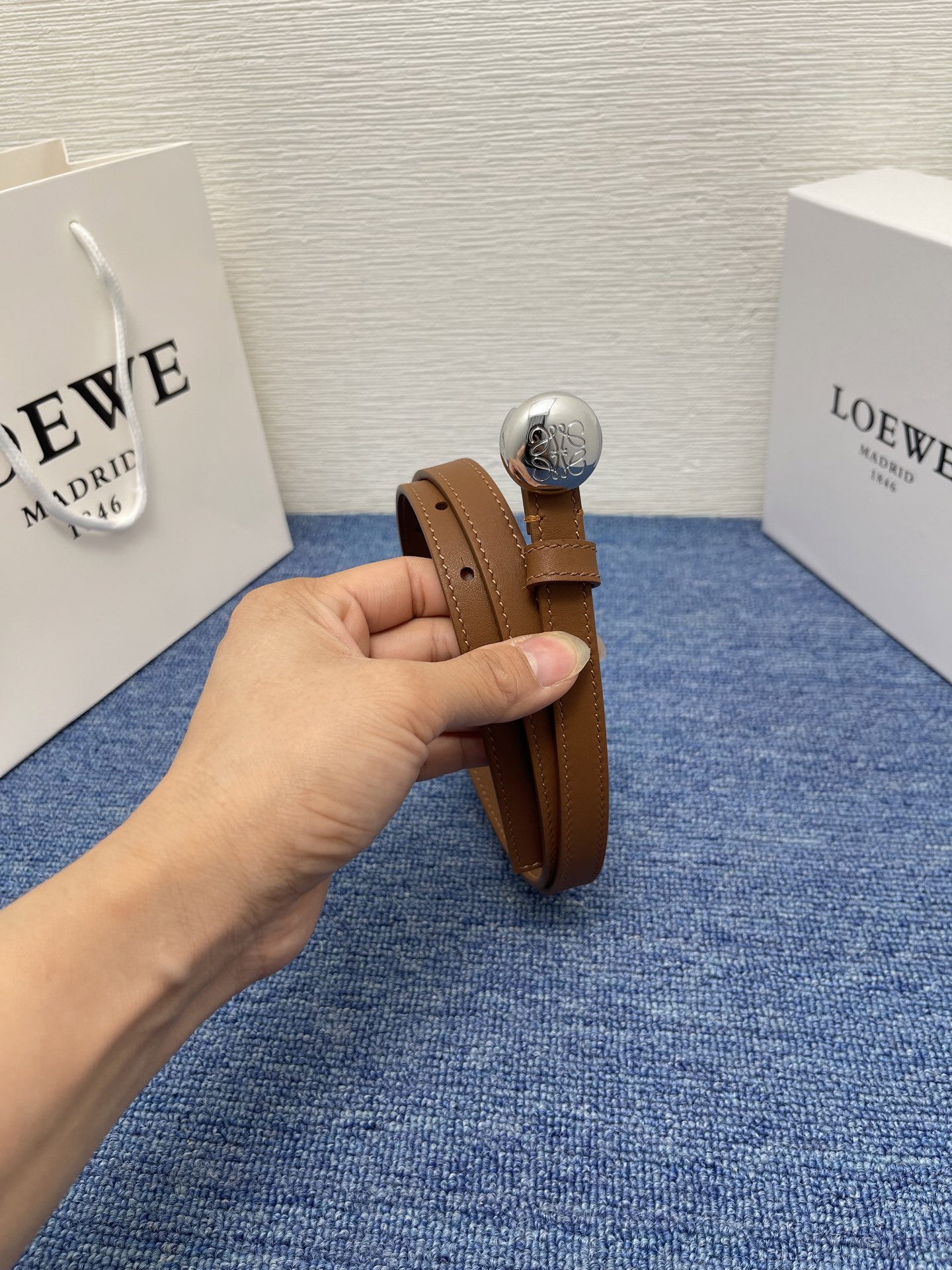 LOEWE （罗意威） 专柜最新同款腰带庆祝庆祝  选用光滑牛皮革腰带   饰以金属LOEWE腰带扣五孔