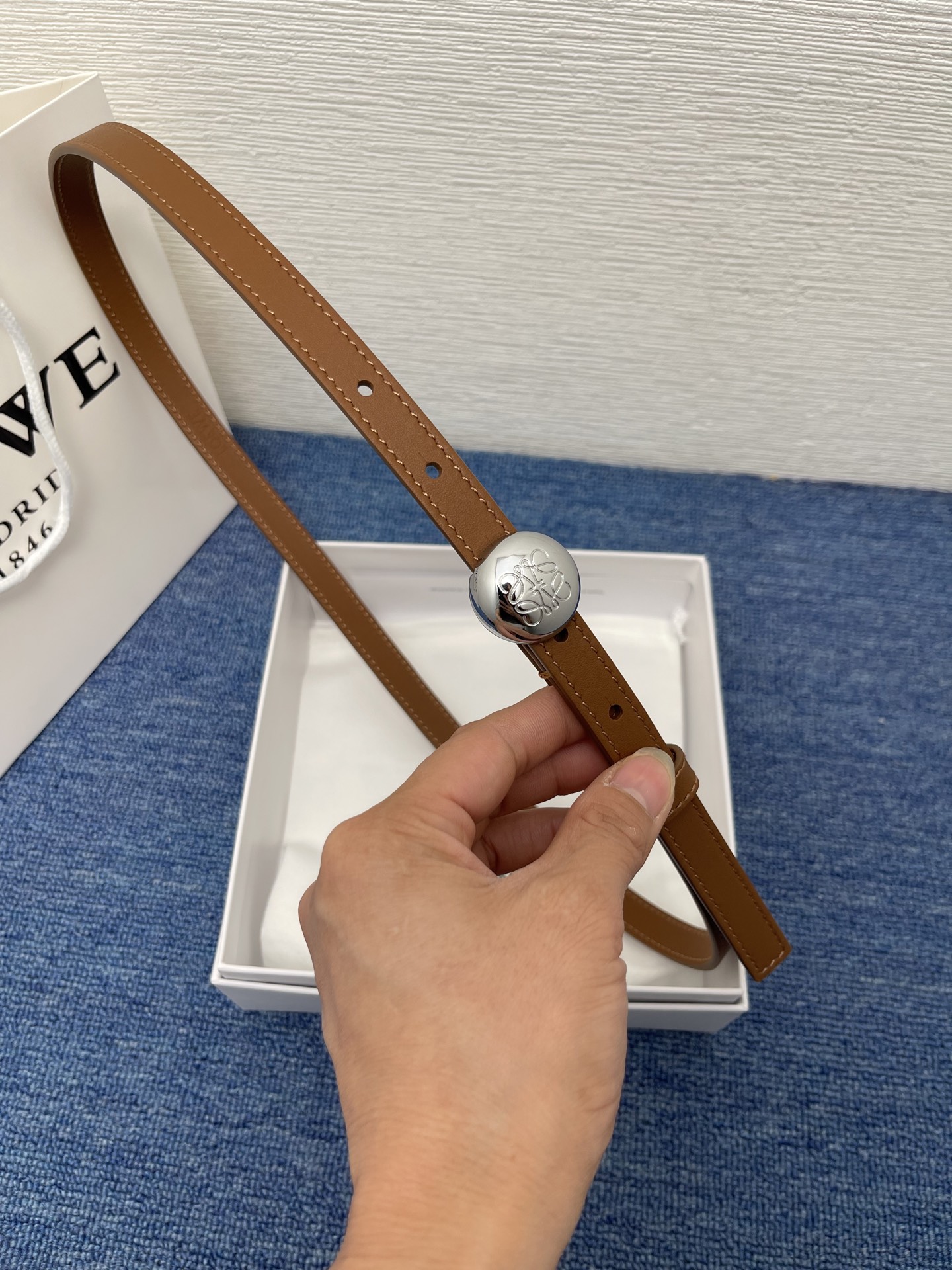 LOEWE （罗意威） 专柜最新同款腰带庆祝庆祝  选用光滑牛皮革腰带   饰以金属LOEWE腰带扣五孔