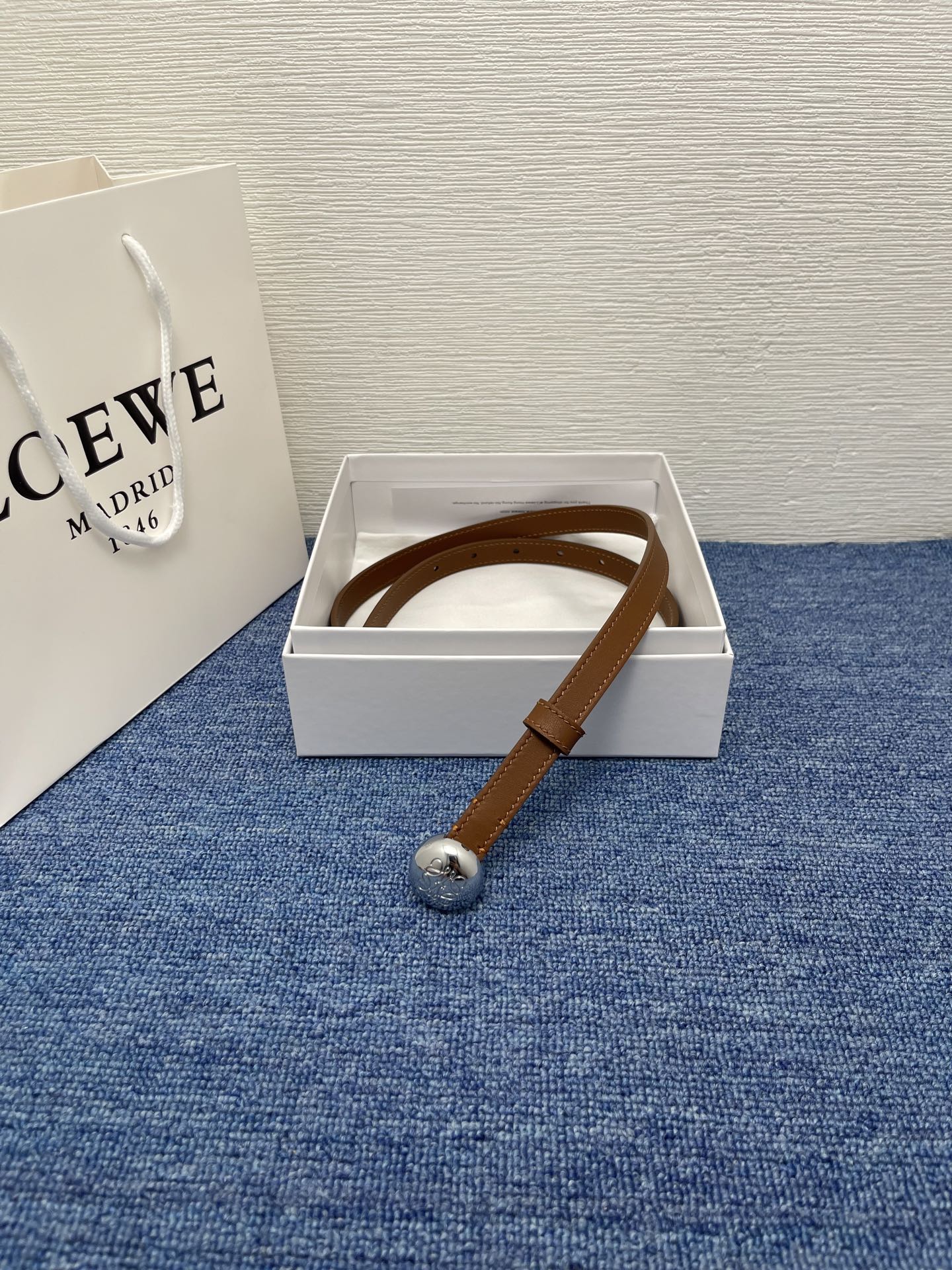 LOEWE （罗意威） 专柜最新同款腰带庆祝庆祝  选用光滑牛皮革腰带   饰以金属LOEWE腰带扣五孔