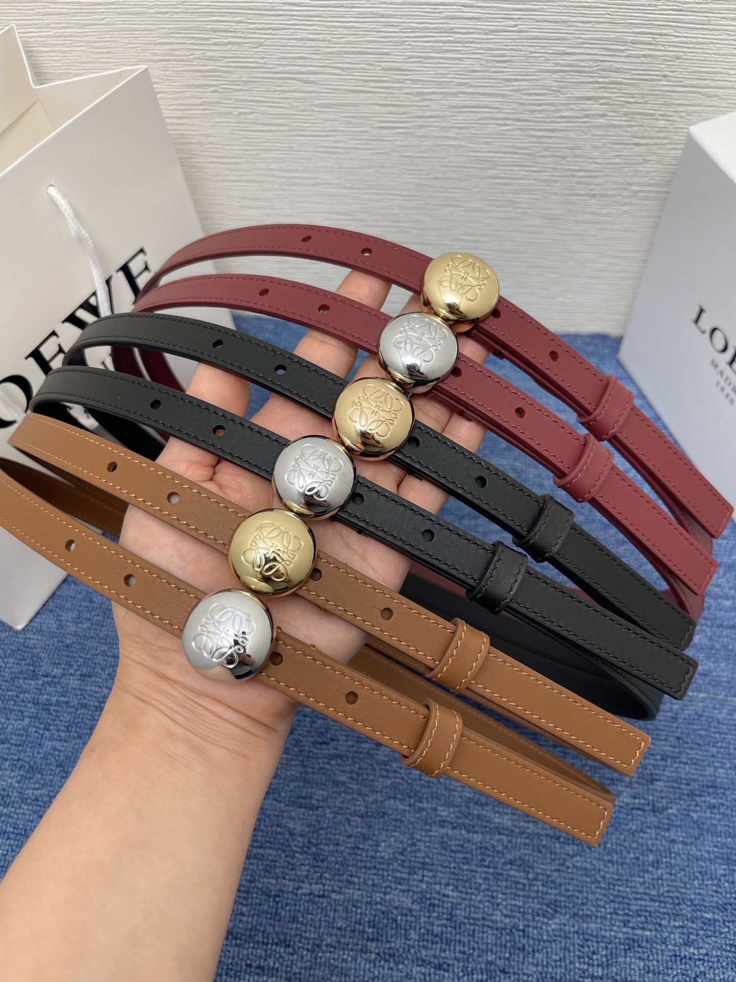 LOEWE （罗意威） 专柜最新同款腰带庆祝庆祝  选用光滑牛皮革腰带   饰以金属LOEWE腰带扣五孔