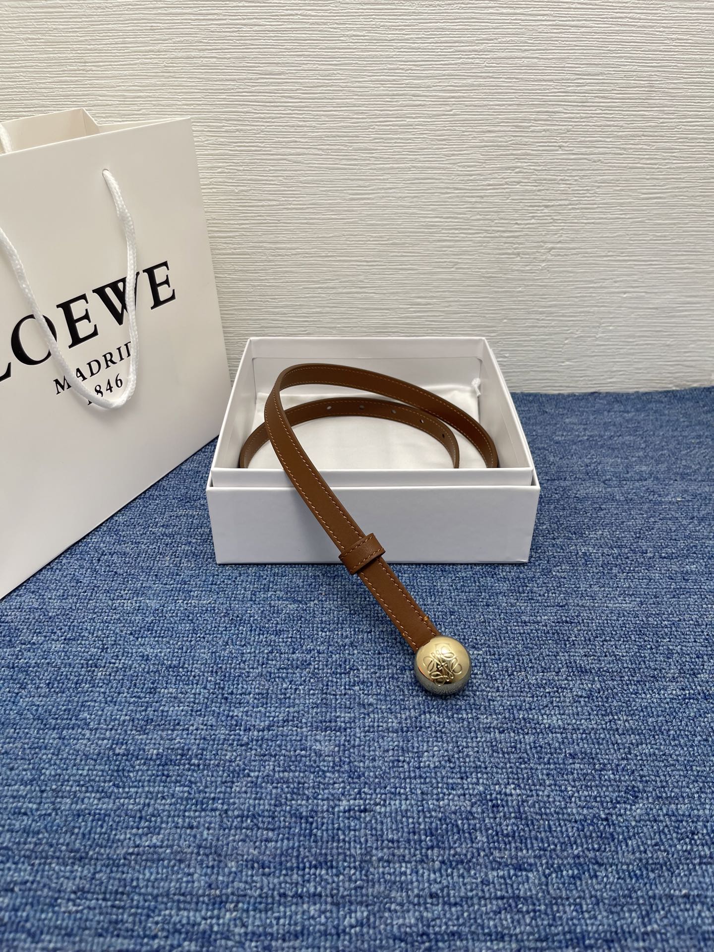 LOEWE （罗意威） 专柜最新同款腰带庆祝庆祝  选用光滑牛皮革腰带   饰以金属LOEWE腰带扣五孔