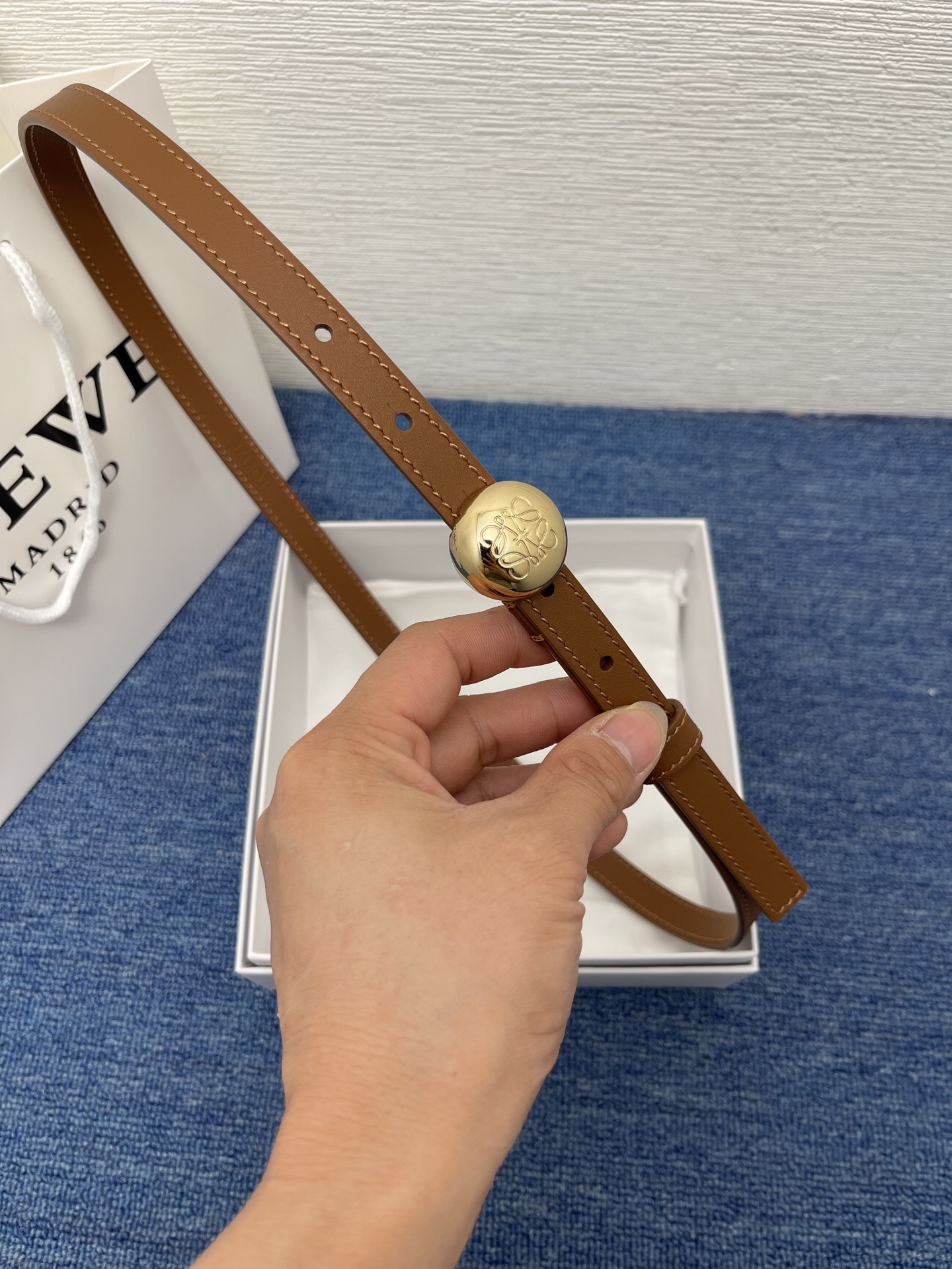 LOEWE （罗意威） 专柜最新同款腰带庆祝庆祝  选用光滑牛皮革腰带   饰以金属LOEWE腰带扣五孔