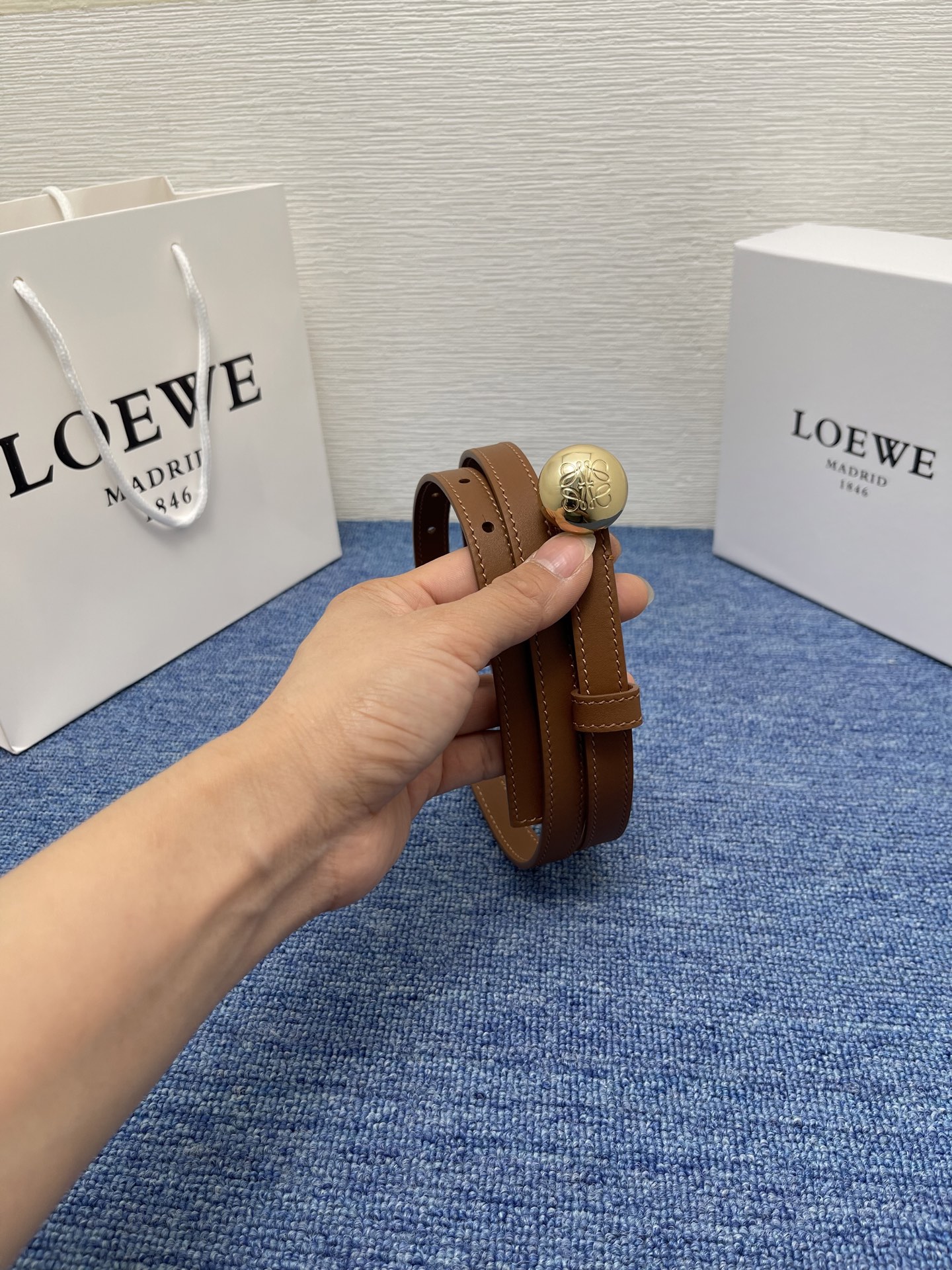 LOEWE （罗意威） 专柜最新同款腰带庆祝庆祝  选用光滑牛皮革腰带   饰以金属LOEWE腰带扣五孔