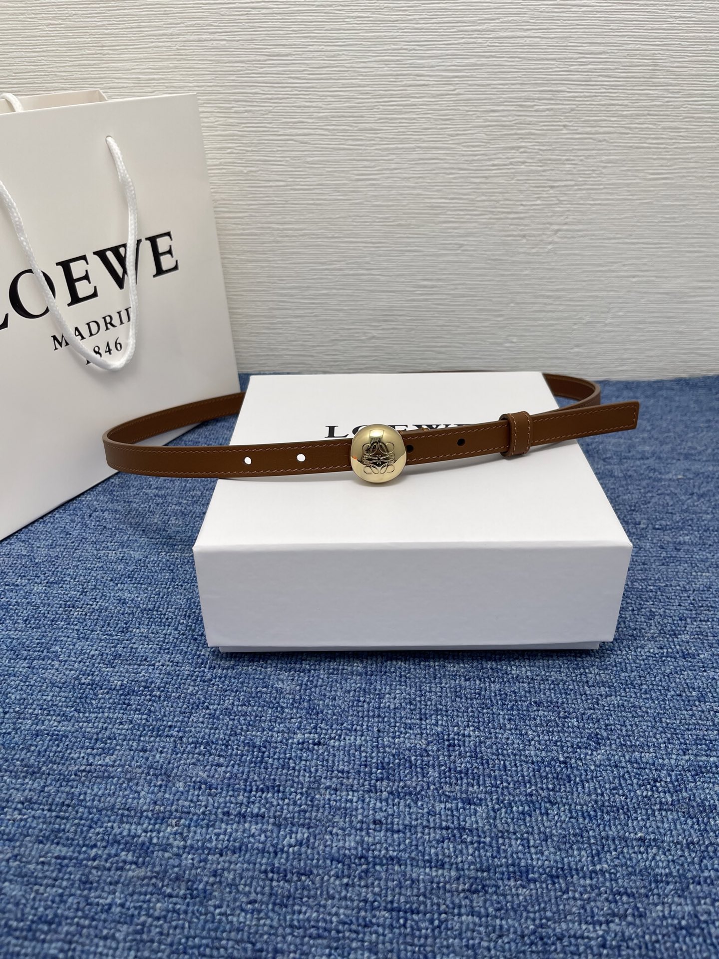 LOEWE （罗意威） 专柜最新同款腰带庆祝庆祝  选用光滑牛皮革腰带   饰以金属LOEWE腰带扣五孔