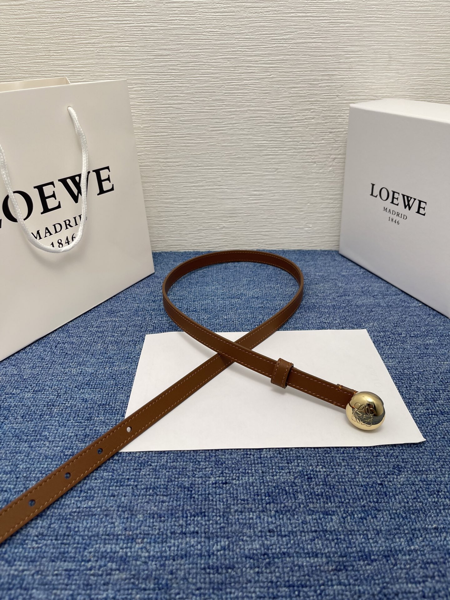 LOEWE （罗意威） 专柜最新同款腰带庆祝庆祝  选用光滑牛皮革腰带   饰以金属LOEWE腰带扣五孔
