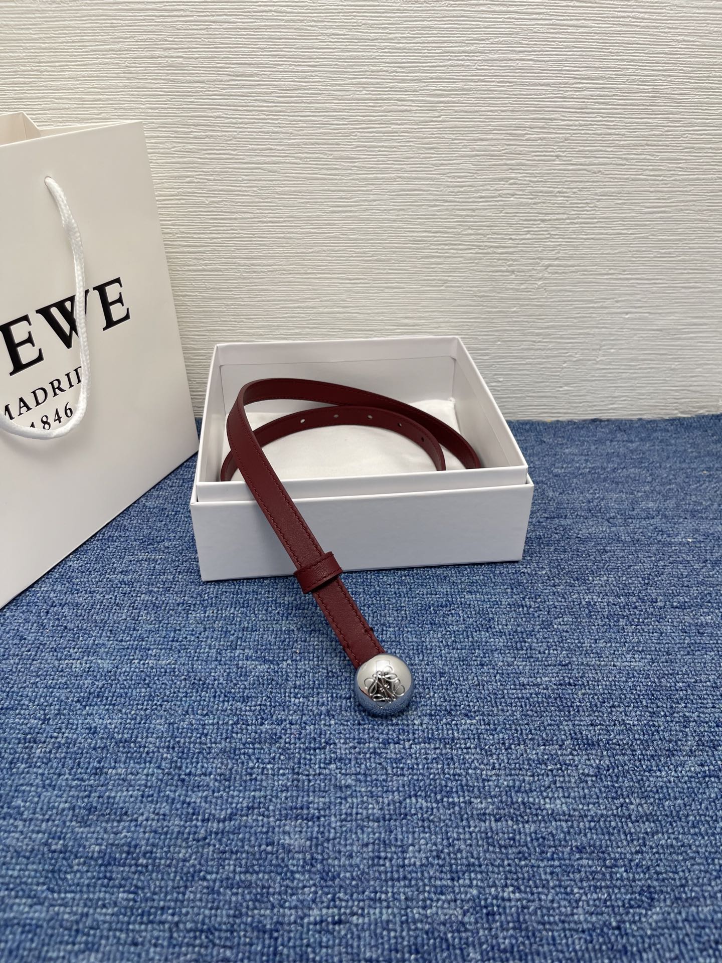 LOEWE （罗意威） 专柜最新同款腰带庆祝庆祝  选用光滑牛皮革腰带   饰以金属LOEWE腰带扣五孔