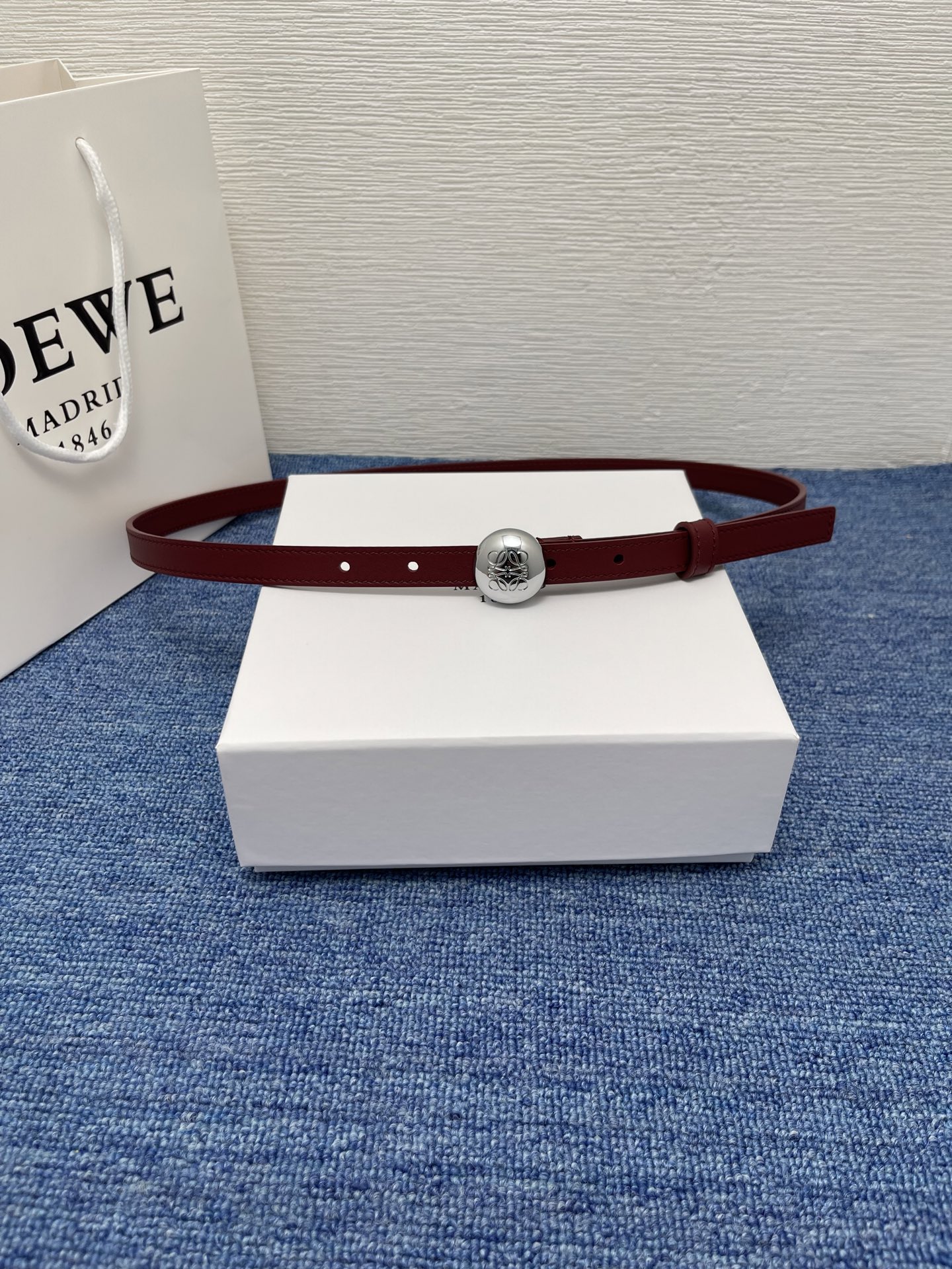 LOEWE （罗意威） 专柜最新同款腰带庆祝庆祝  选用光滑牛皮革腰带   饰以金属LOEWE腰带扣五孔
