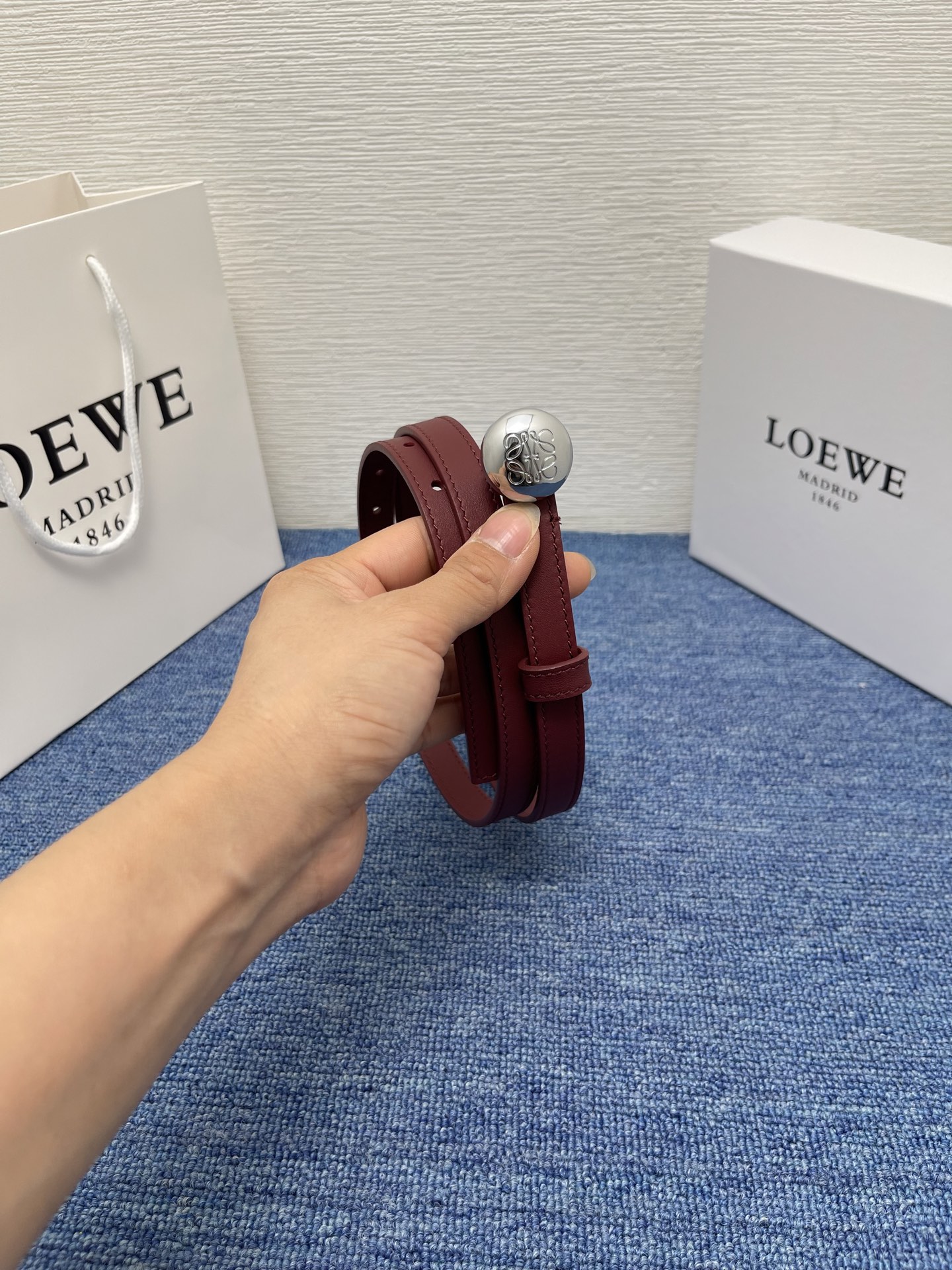 LOEWE （罗意威） 专柜最新同款腰带庆祝庆祝  选用光滑牛皮革腰带   饰以金属LOEWE腰带扣五孔
