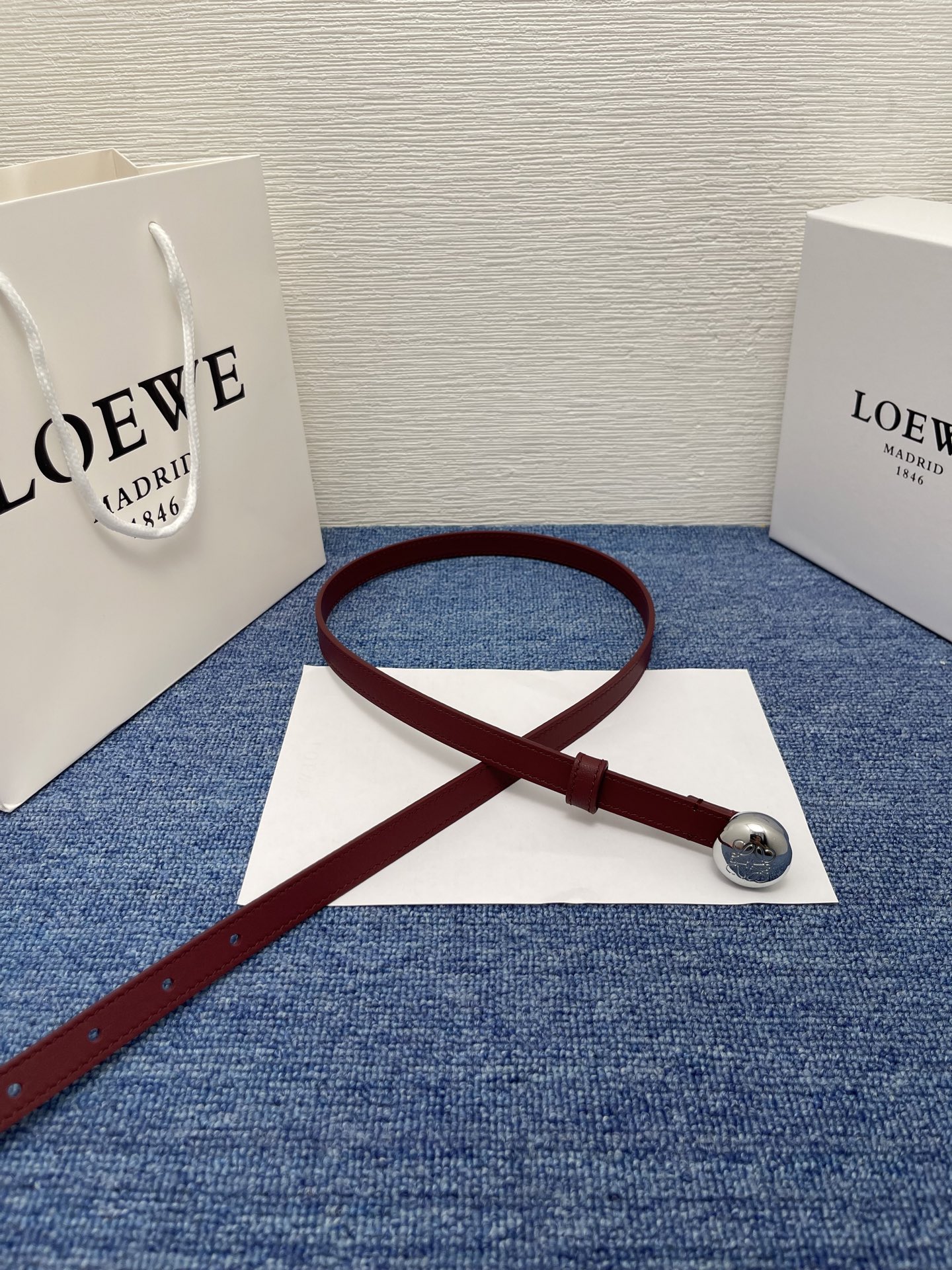 LOEWE （罗意威） 专柜最新同款腰带庆祝庆祝  选用光滑牛皮革腰带   饰以金属LOEWE腰带扣五孔