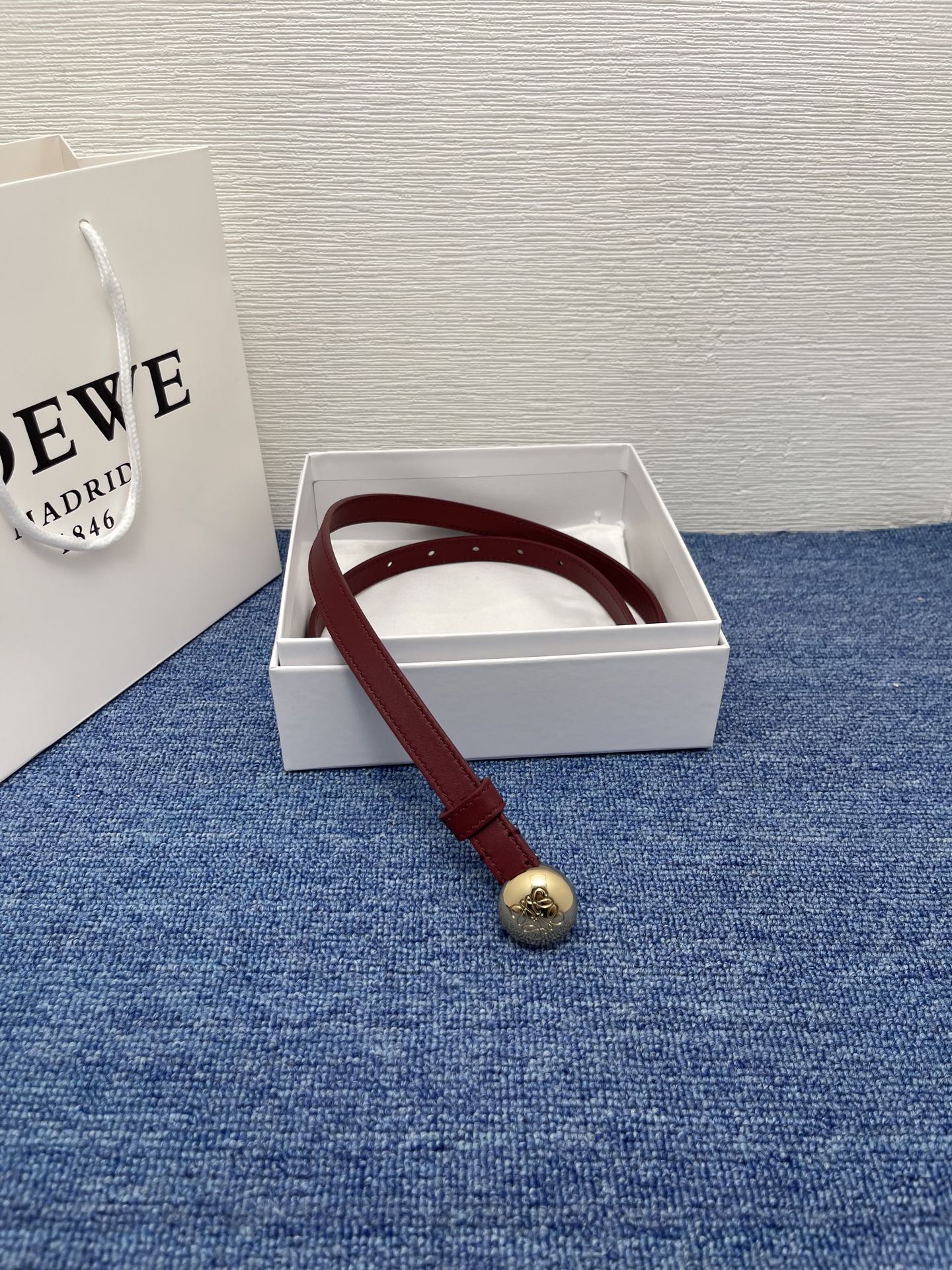 LOEWE （罗意威） 专柜最新同款腰带庆祝庆祝  选用光滑牛皮革腰带   饰以金属LOEWE腰带扣五孔