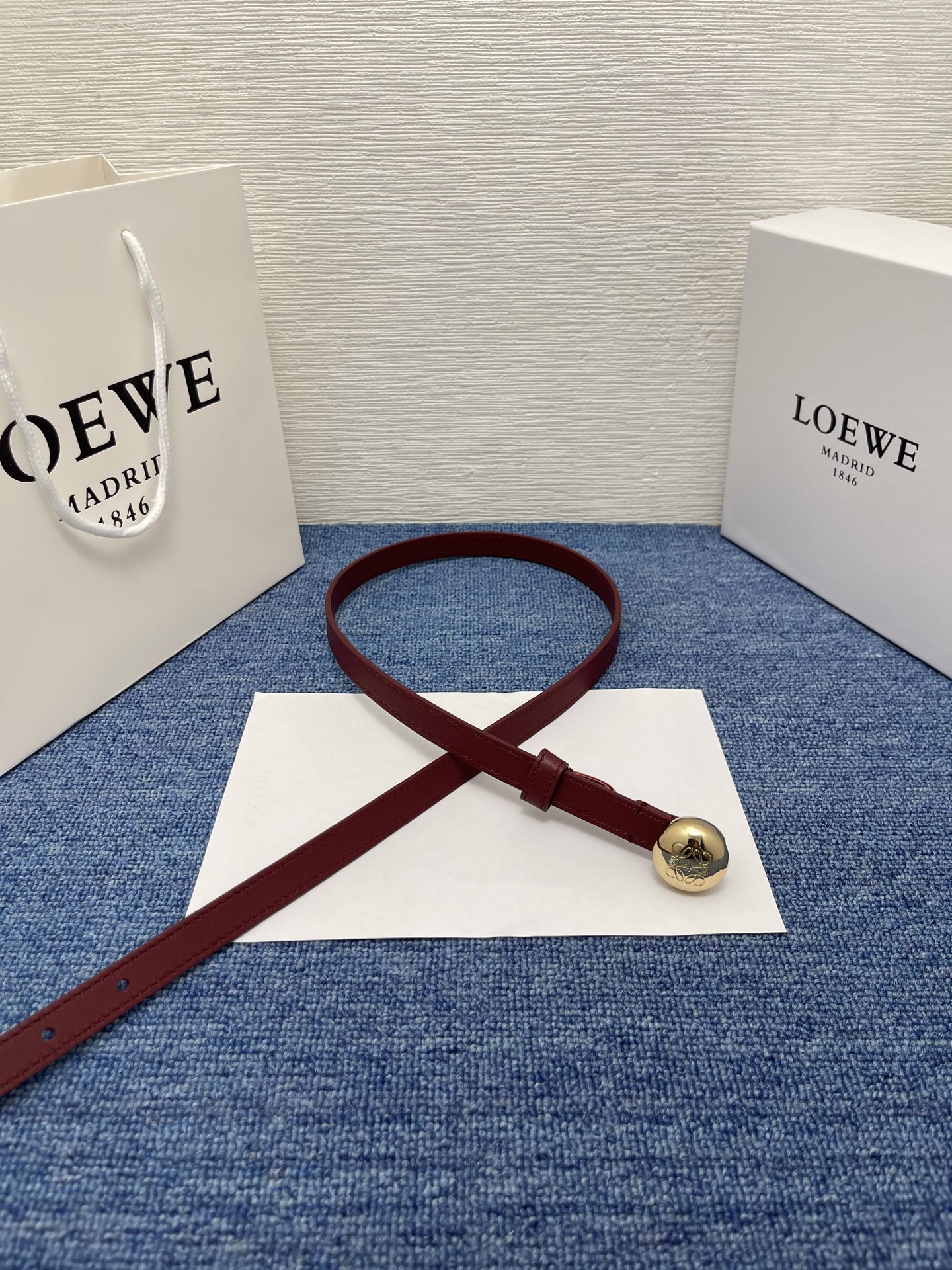 LOEWE （罗意威） 专柜最新同款腰带庆祝庆祝  选用光滑牛皮革腰带   饰以金属LOEWE腰带扣五孔