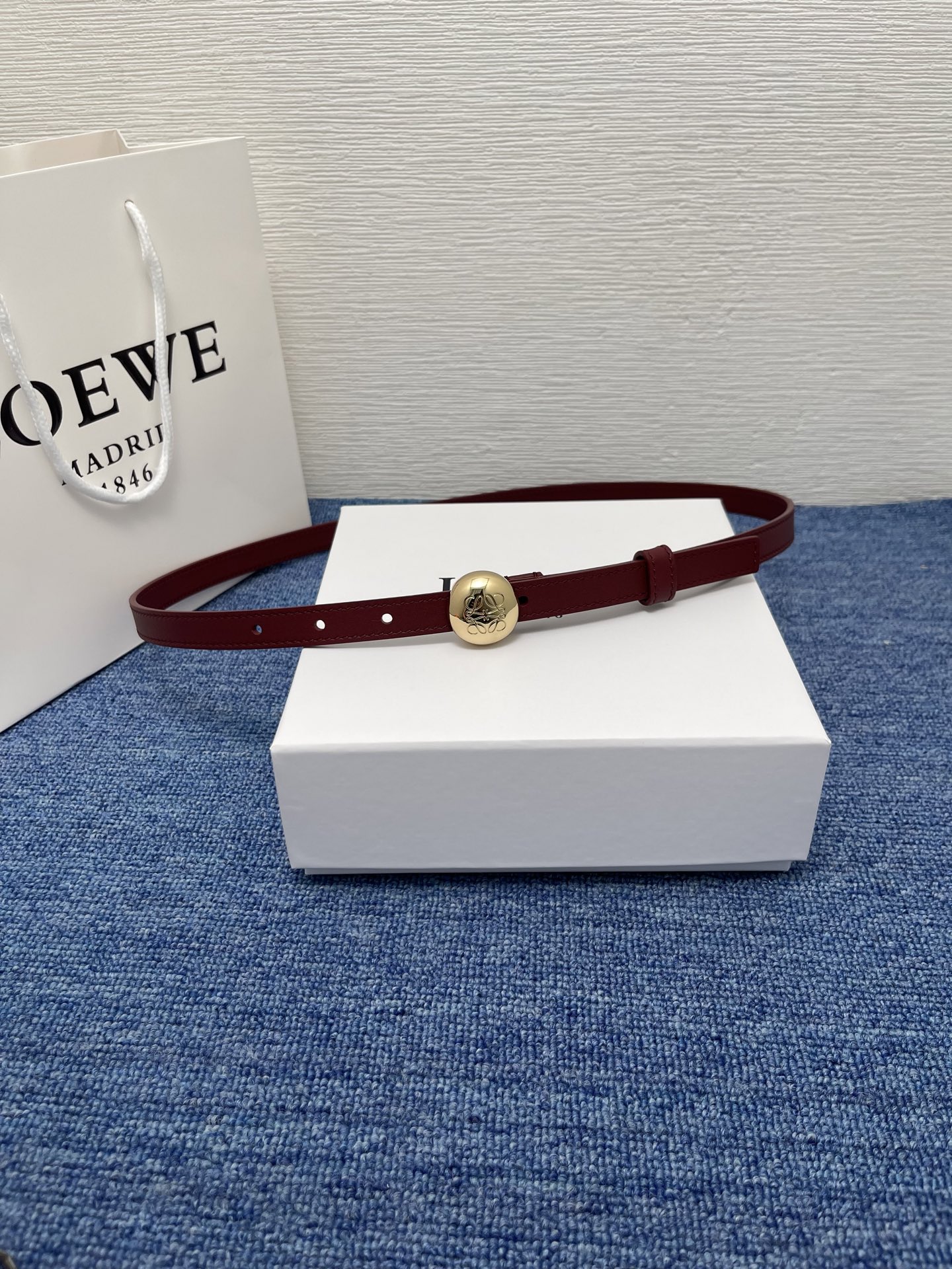 LOEWE （罗意威） 专柜最新同款腰带庆祝庆祝  选用光滑牛皮革腰带   饰以金属LOEWE腰带扣五孔
