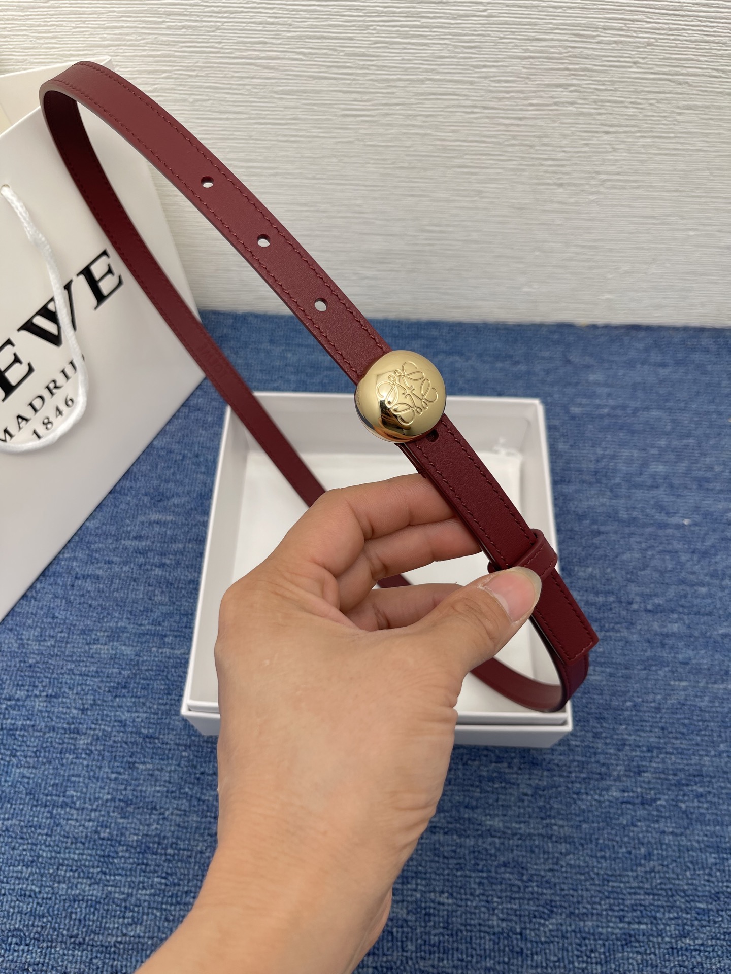 LOEWE （罗意威） 专柜最新同款腰带庆祝庆祝  选用光滑牛皮革腰带   饰以金属LOEWE腰带扣五孔