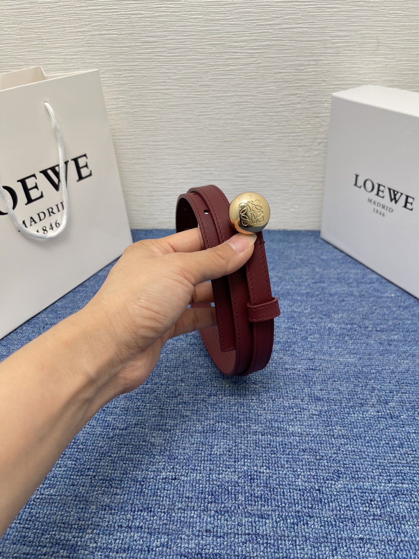 LOEWE （罗意威） 专柜最新同款腰带庆祝庆祝  选用光滑牛皮革腰带   饰以金属LOEWE腰带扣五孔