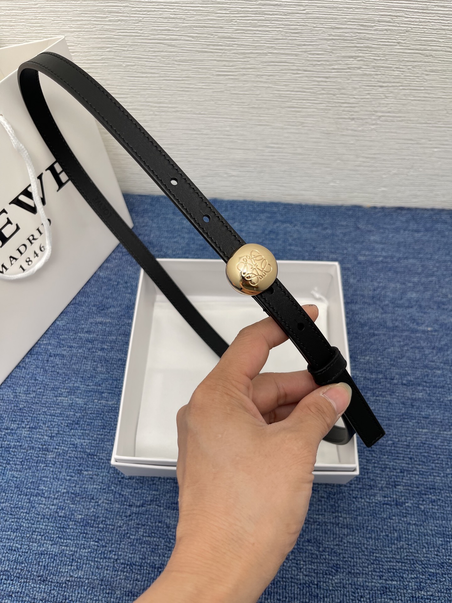 LOEWE （罗意威） 专柜最新同款腰带庆祝庆祝  选用光滑牛皮革腰带   饰以金属LOEWE腰带扣五孔