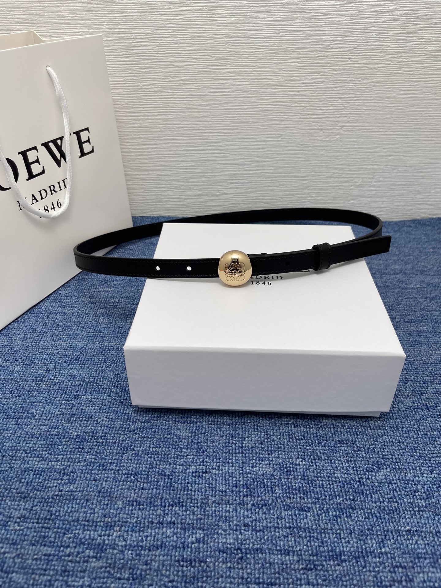 LOEWE （罗意威） 专柜最新同款腰带庆祝庆祝  选用光滑牛皮革腰带   饰以金属LOEWE腰带扣五孔