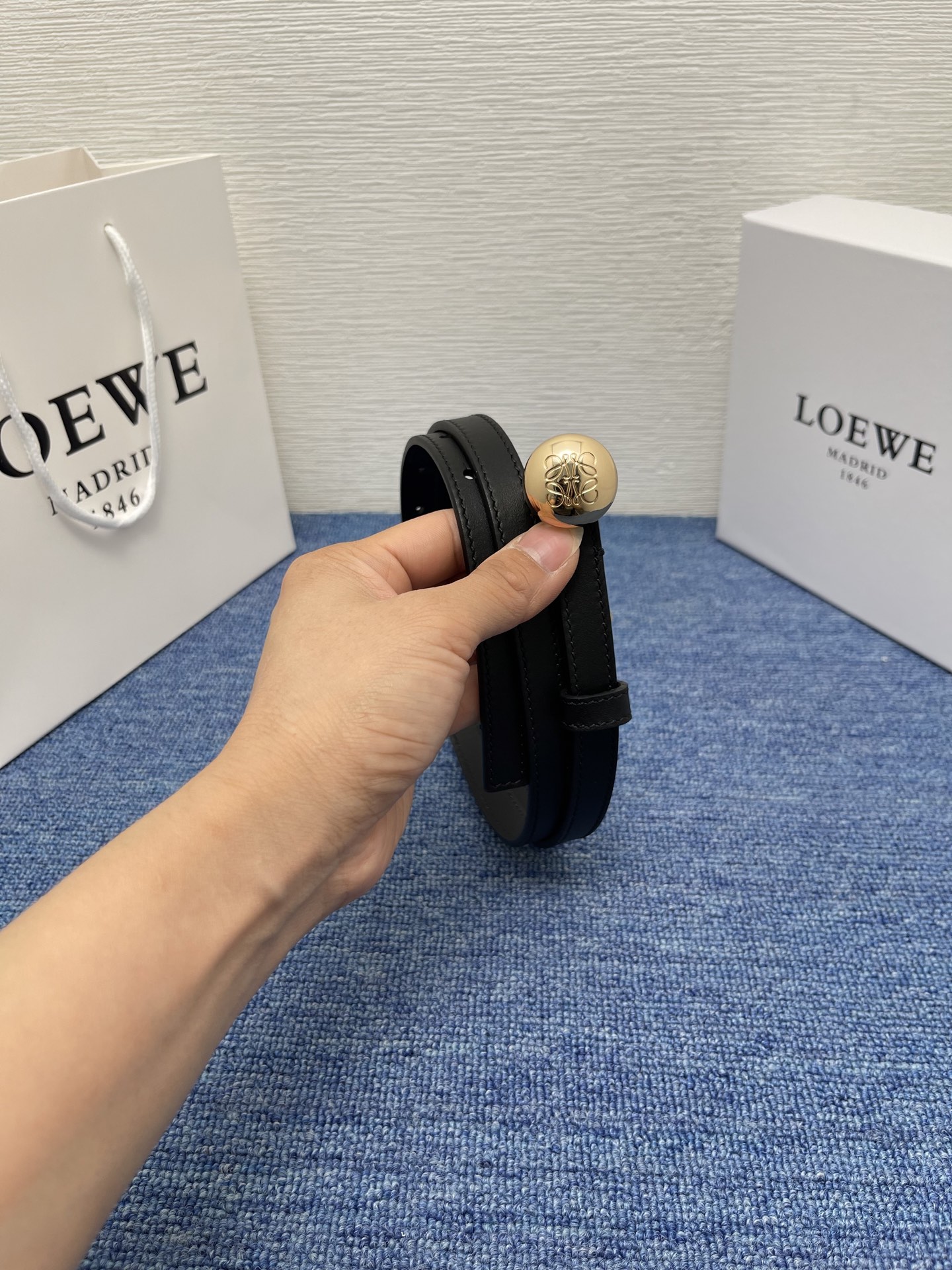 LOEWE （罗意威） 专柜最新同款腰带庆祝庆祝  选用光滑牛皮革腰带   饰以金属LOEWE腰带扣五孔