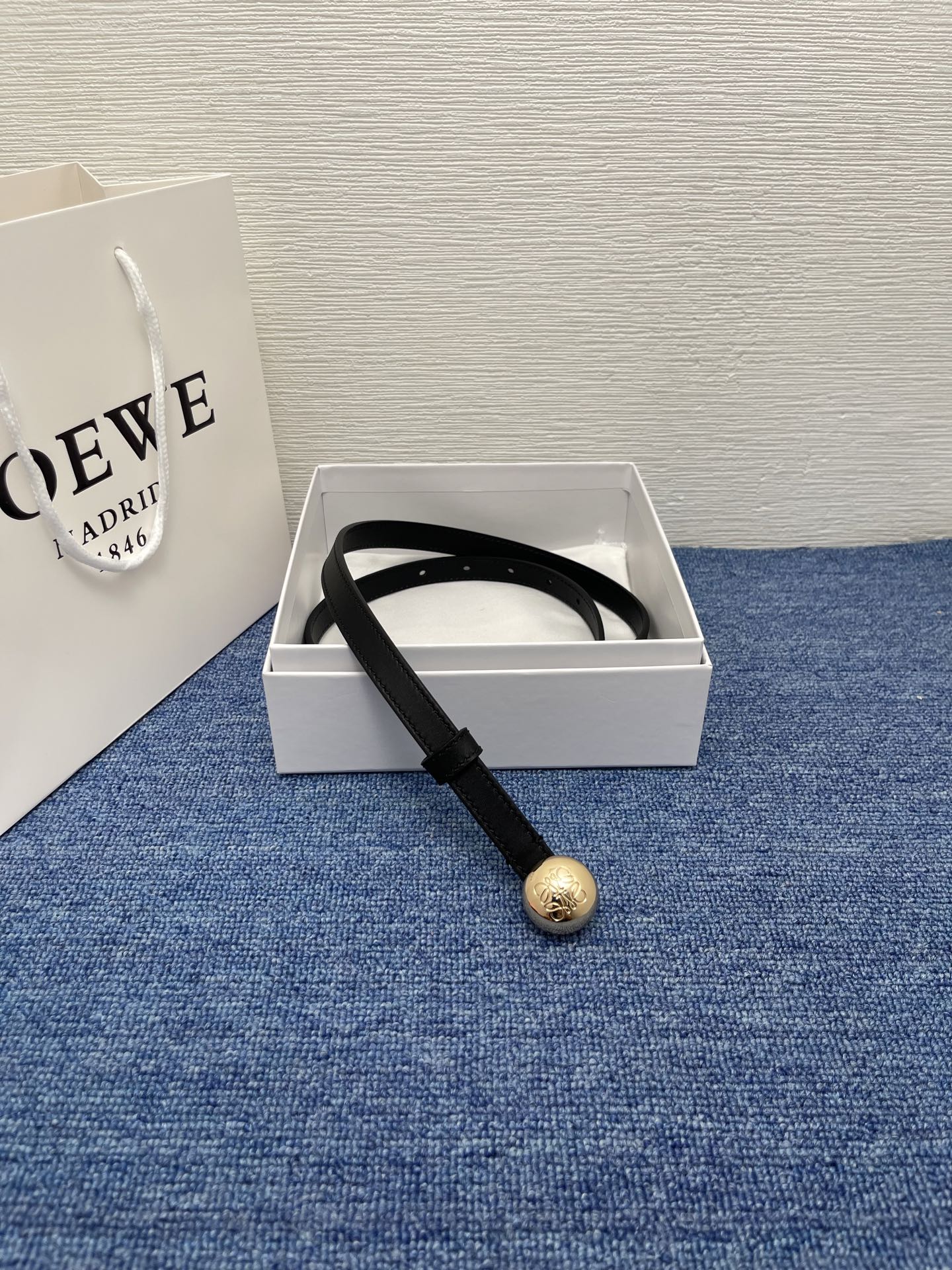 LOEWE （罗意威） 专柜最新同款腰带庆祝庆祝  选用光滑牛皮革腰带   饰以金属LOEWE腰带扣五孔