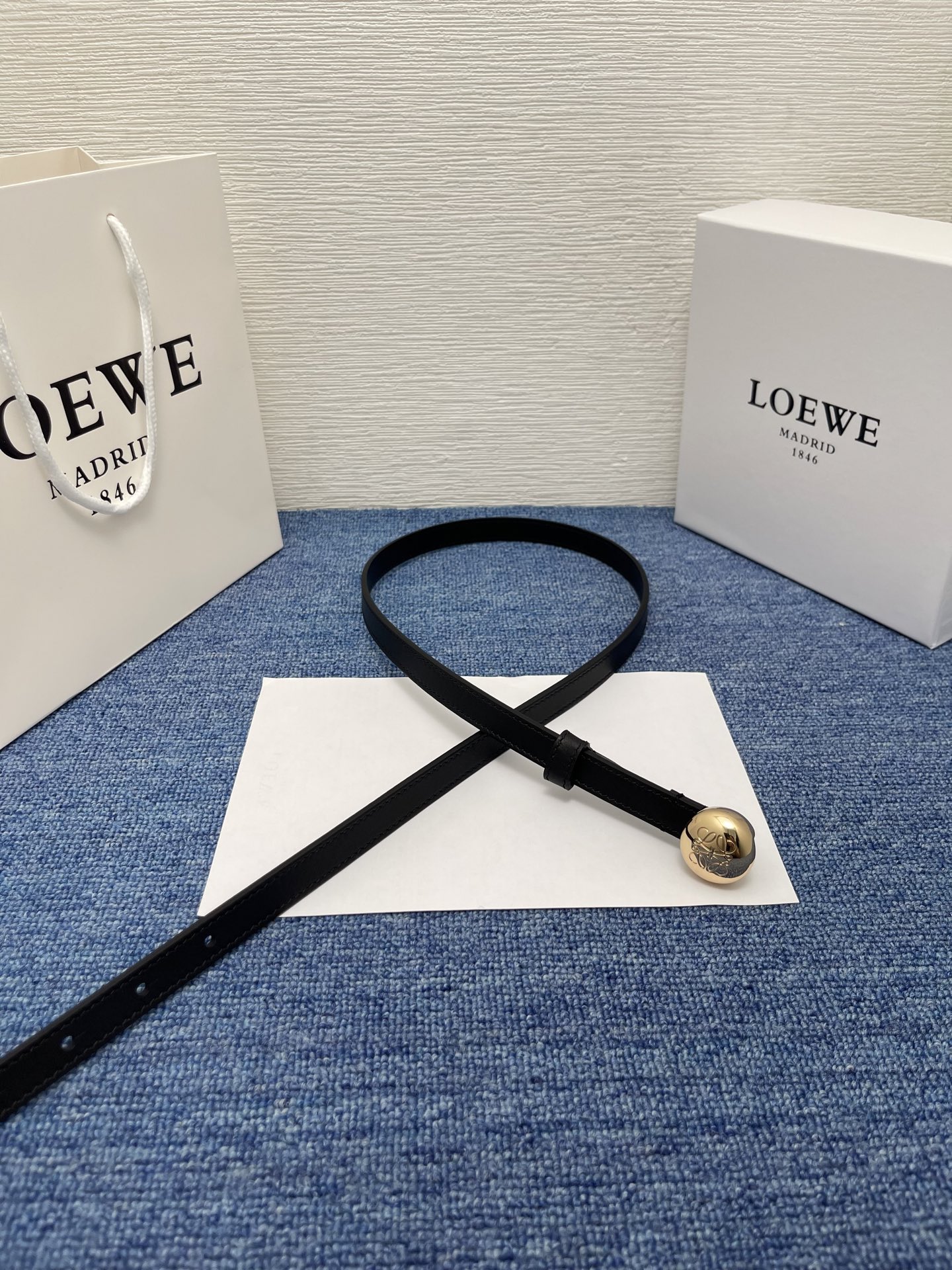 LOEWE （罗意威） 专柜最新同款腰带庆祝庆祝  选用光滑牛皮革腰带   饰以金属LOEWE腰带扣五孔