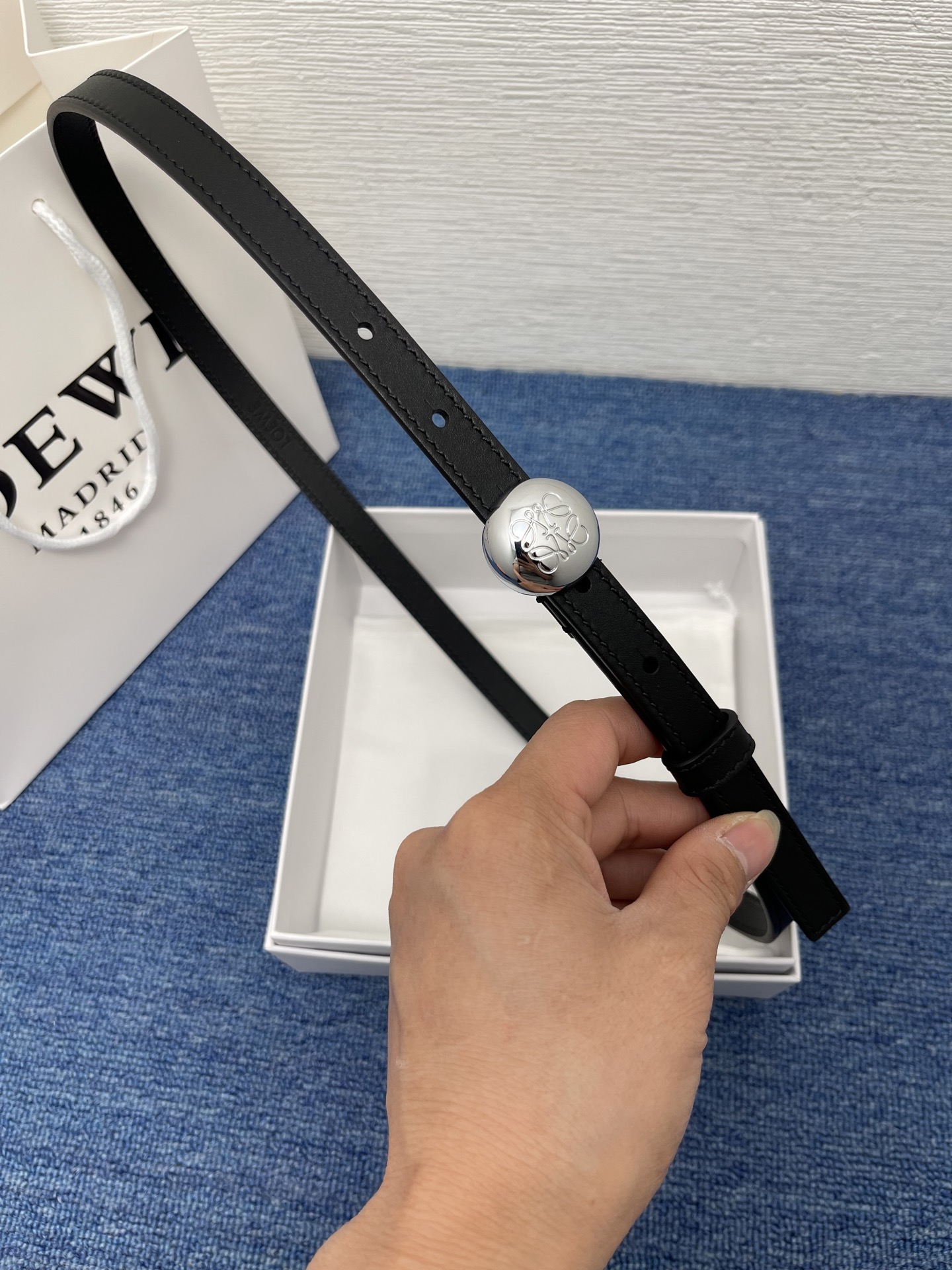 LOEWE （罗意威） 专柜最新同款腰带庆祝庆祝  选用光滑牛皮革腰带   饰以金属LOEWE腰带扣五孔