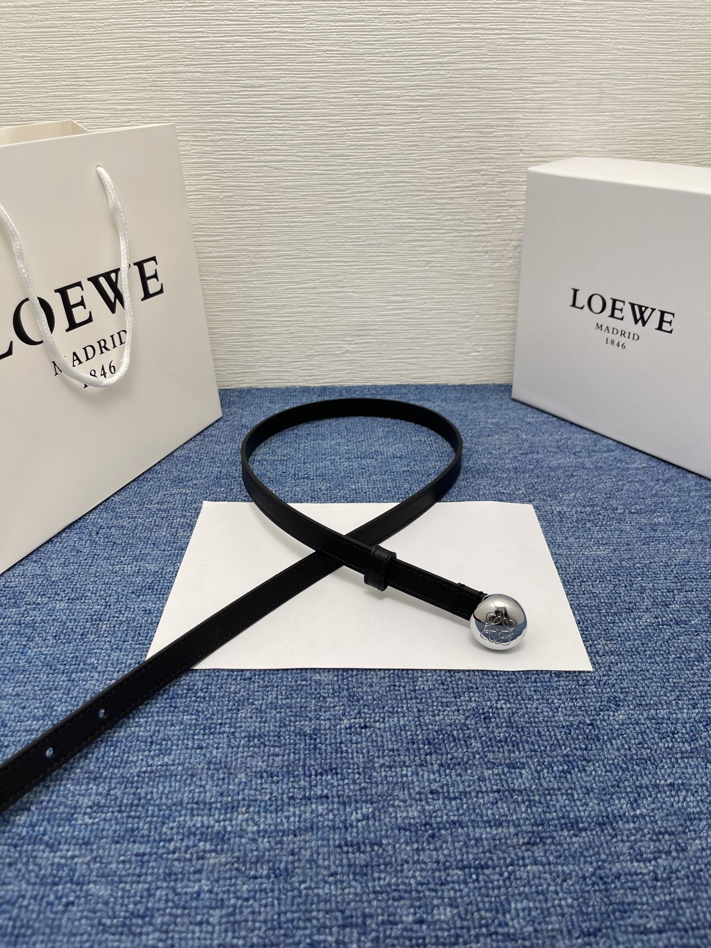 LOEWE （罗意威） 专柜最新同款腰带庆祝庆祝  选用光滑牛皮革腰带   饰以金属LOEWE腰带扣五孔