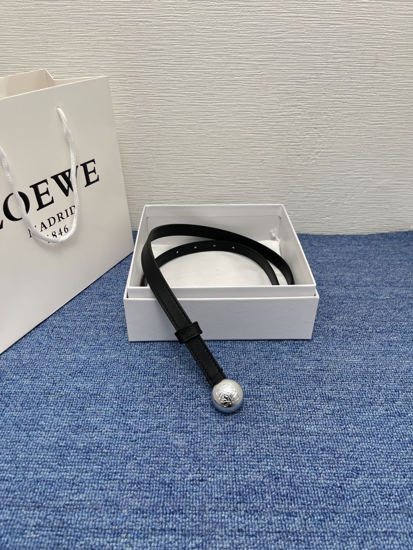 LOEWE （罗意威） 专柜最新同款腰带庆祝庆祝  选用光滑牛皮革腰带   饰以金属LOEWE腰带扣五孔