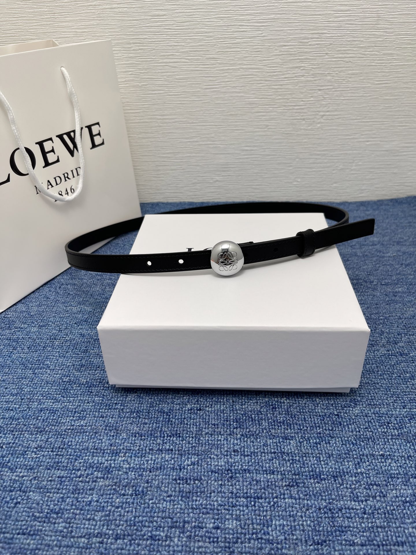 LOEWE （罗意威） 专柜最新同款腰带庆祝庆祝  选用光滑牛皮革腰带   饰以金属LOEWE腰带扣五孔