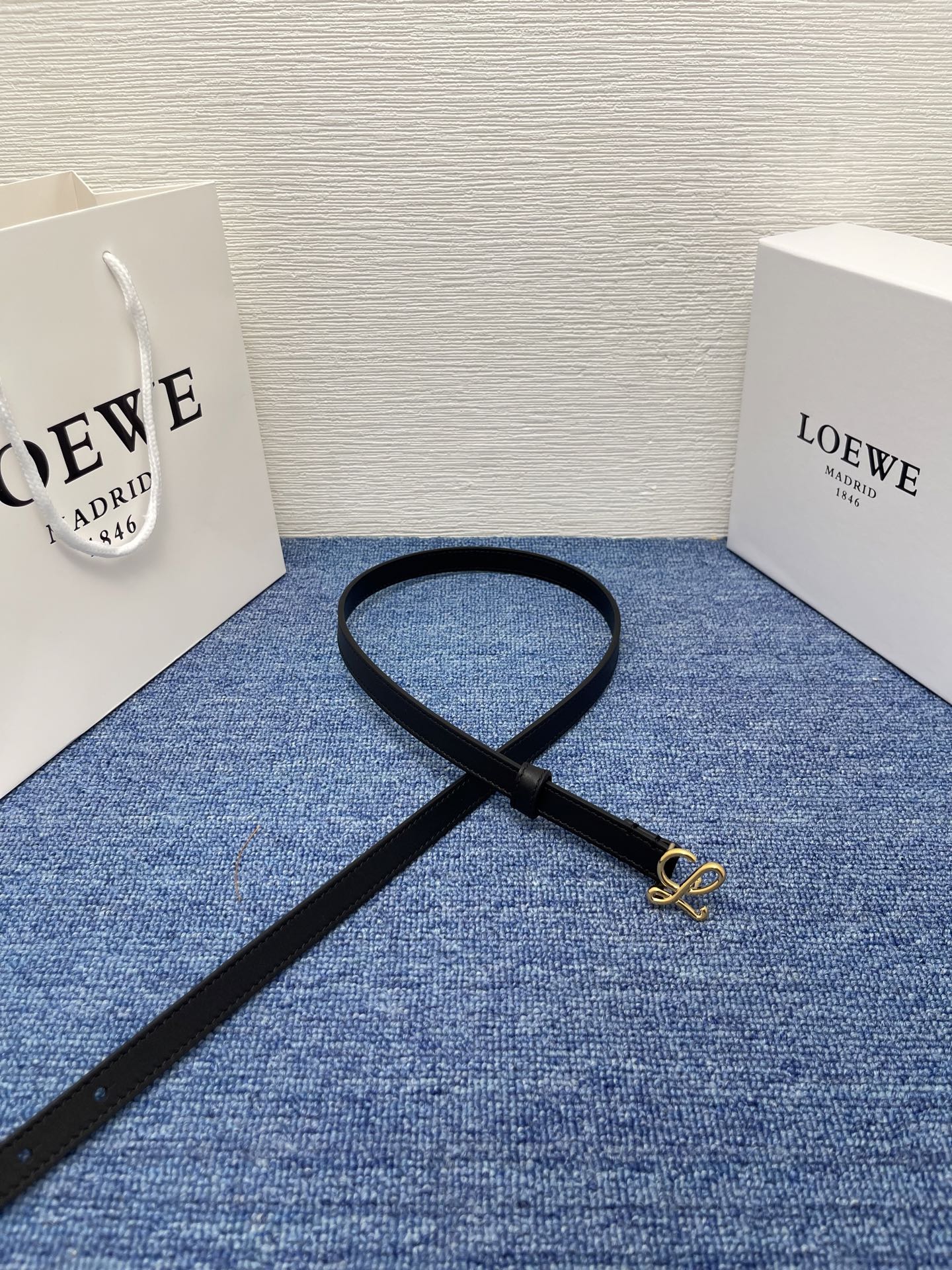 LOEWE （罗意威） 专柜最新同款腰带庆祝庆祝  选用光滑牛皮革腰带   饰以金属LOEWE腰带扣五孔